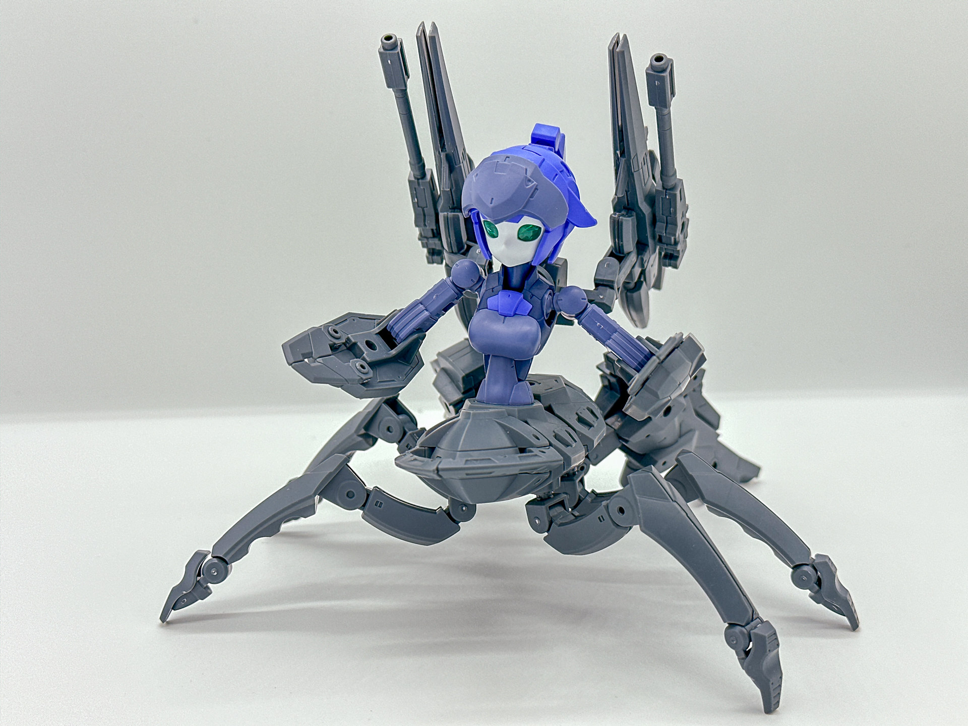 「30MM 1/144 EXM-H15B アチェルビー (TYPE-B)」および、「30MM 1/144 オプションパーツセット13 (レッグブースター/ワイヤレスウェポンパック)」と組み合わせてみました。ジョイントや余りパーツを活用すればこのような多脚メカも制作可能です。