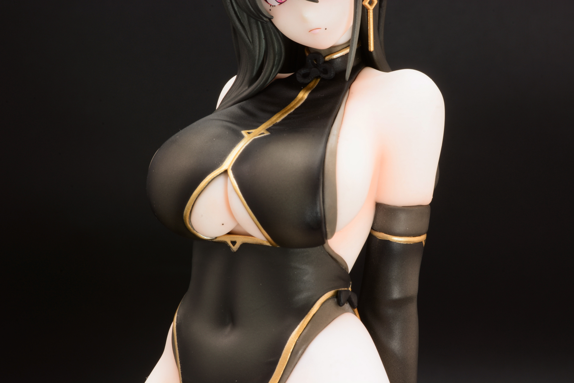 皮膚に張り付いているかのような布の薄さを感じさせるお腹。おへその形もはっきりわかり、注目ポイントの1つと言える。大胆に露出した腰部分がとてもセクシーだ