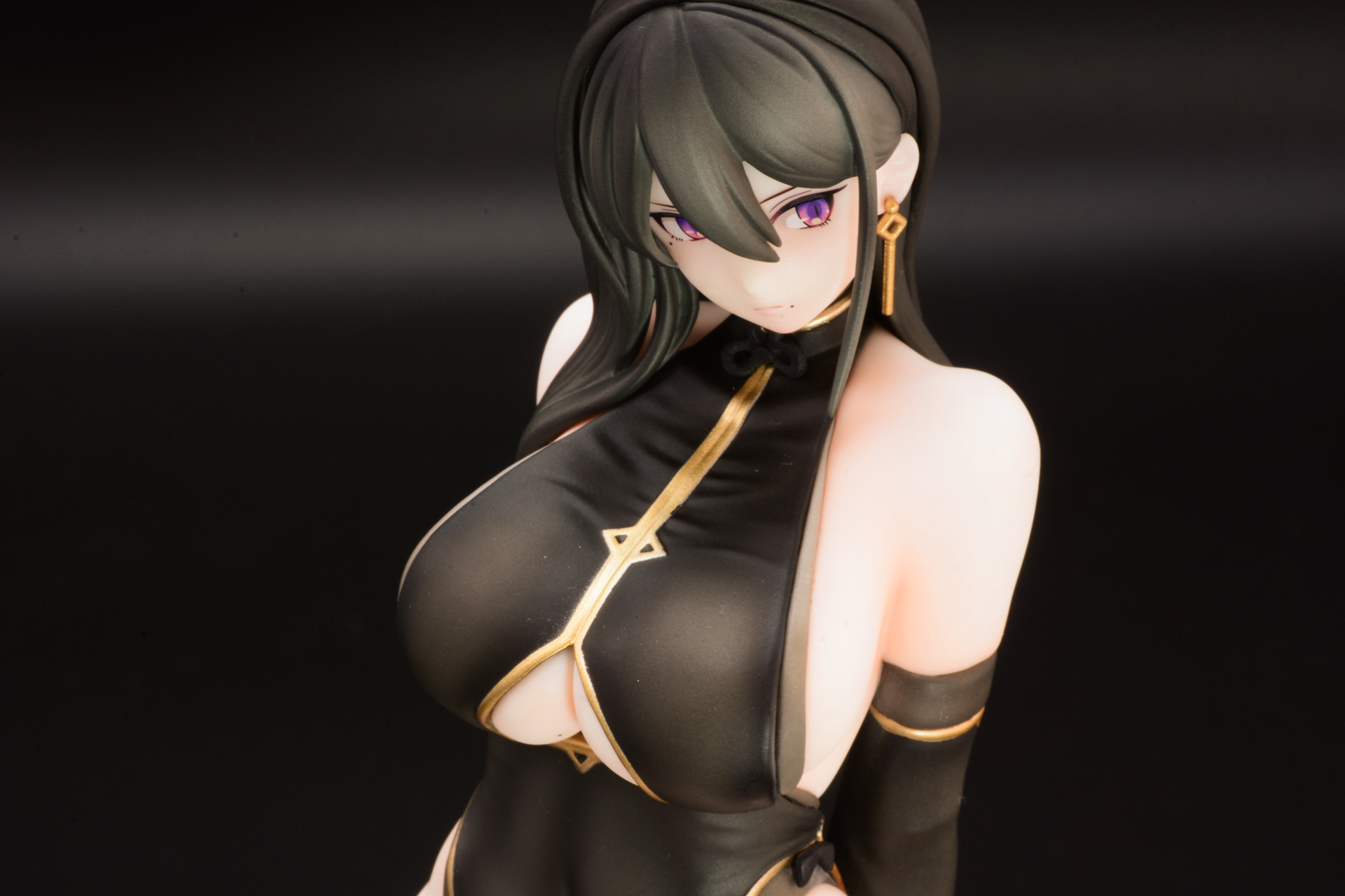 見下ろしてみる。バストの形もとても見応えがある。クールな表情も相まってちょっと緊張感がある感じの写真になった