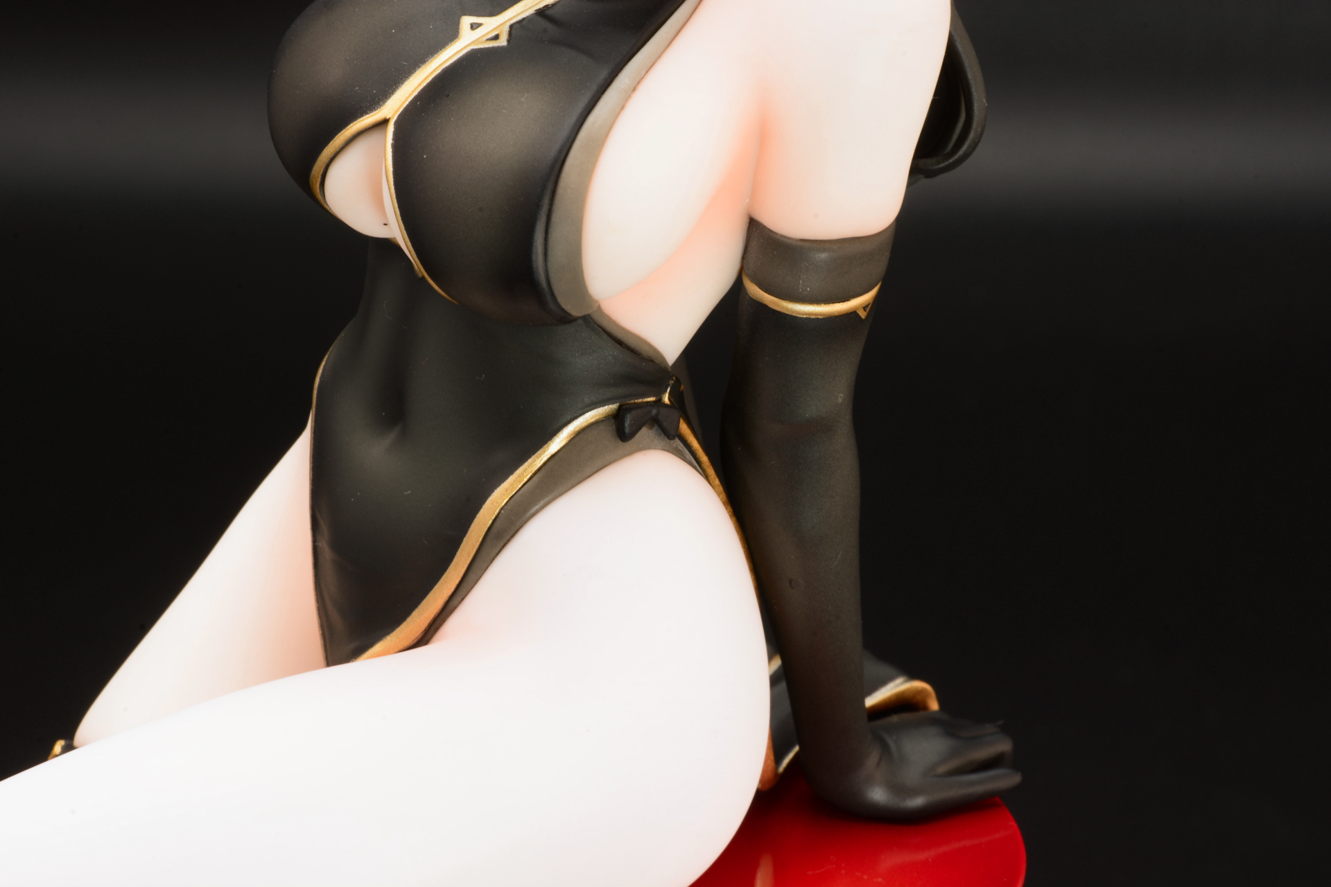 チャイナドレスを側面からチェックすると、布が2重になっていルのが確認できる。下の布が股間まで繋がっているようである