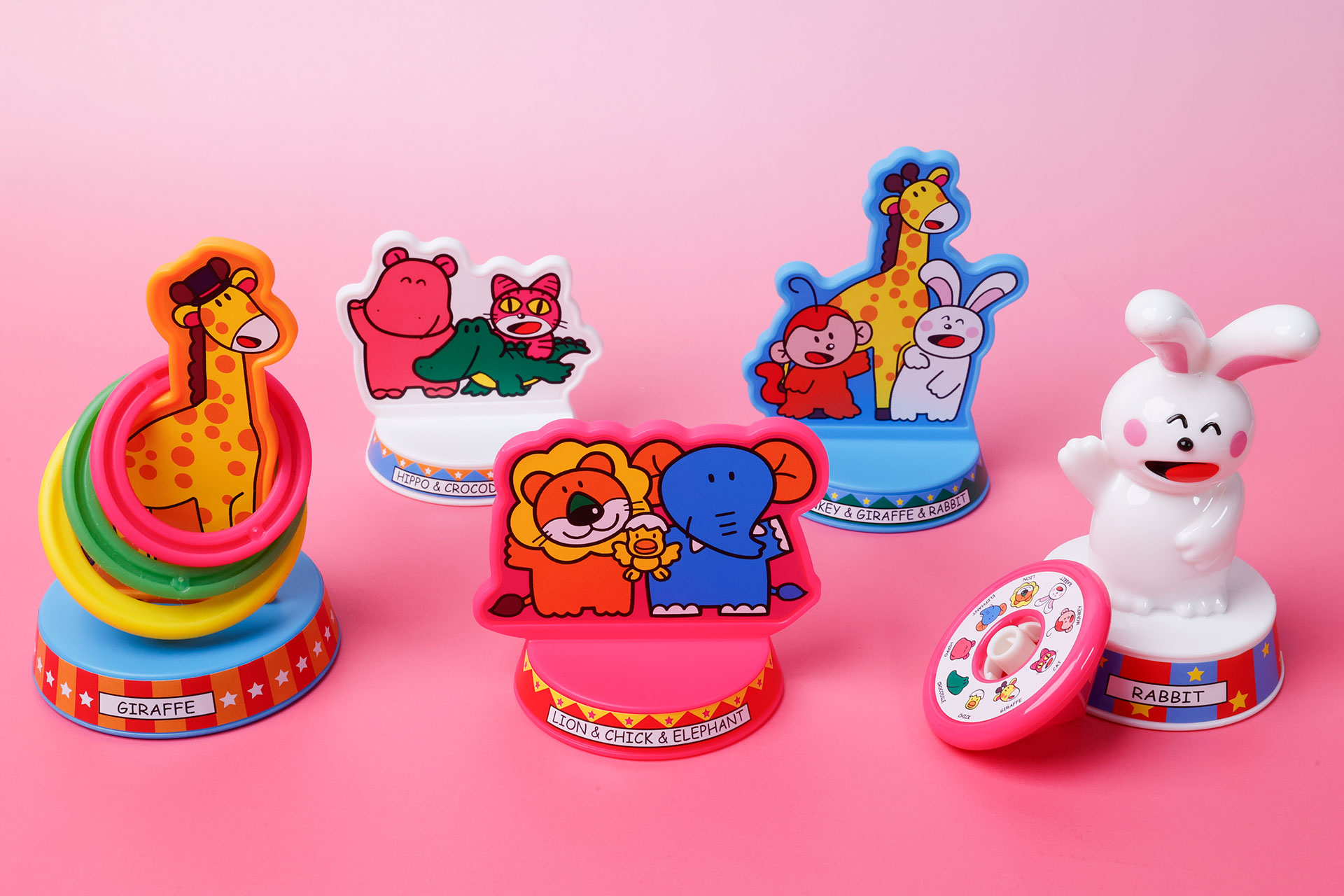 こちらが第2弾（11月24日～11月30日）のハッピーセット「たべっ子どうぶつ」に登場するおもちゃ。写真左から「きりんさんのわなげチャレンジ」、「たべっ子どうぶつボウリングゲーム」、「うさぎさんのスピナー」