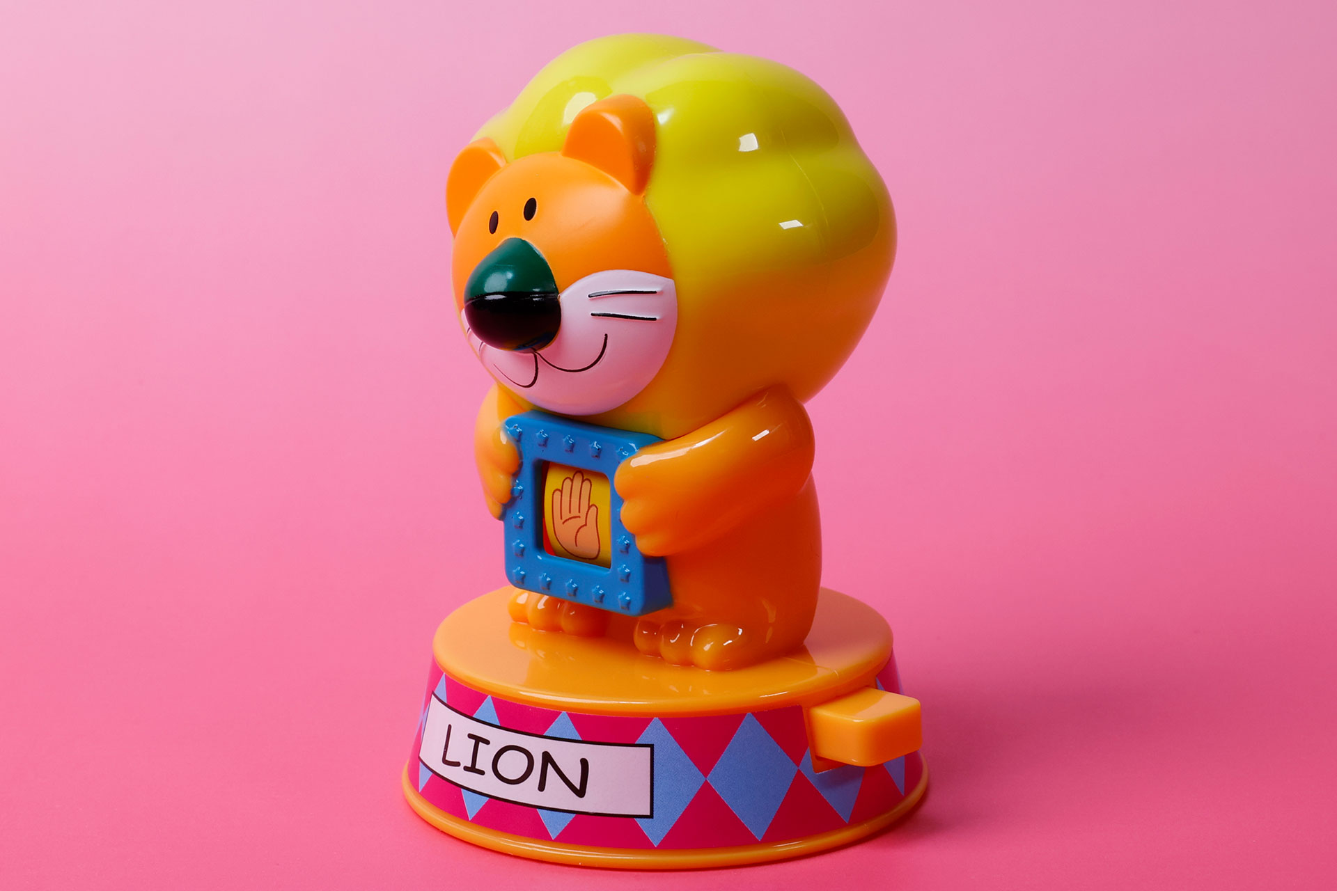 サーカスのように樽の上に乗った姿で立体化されている