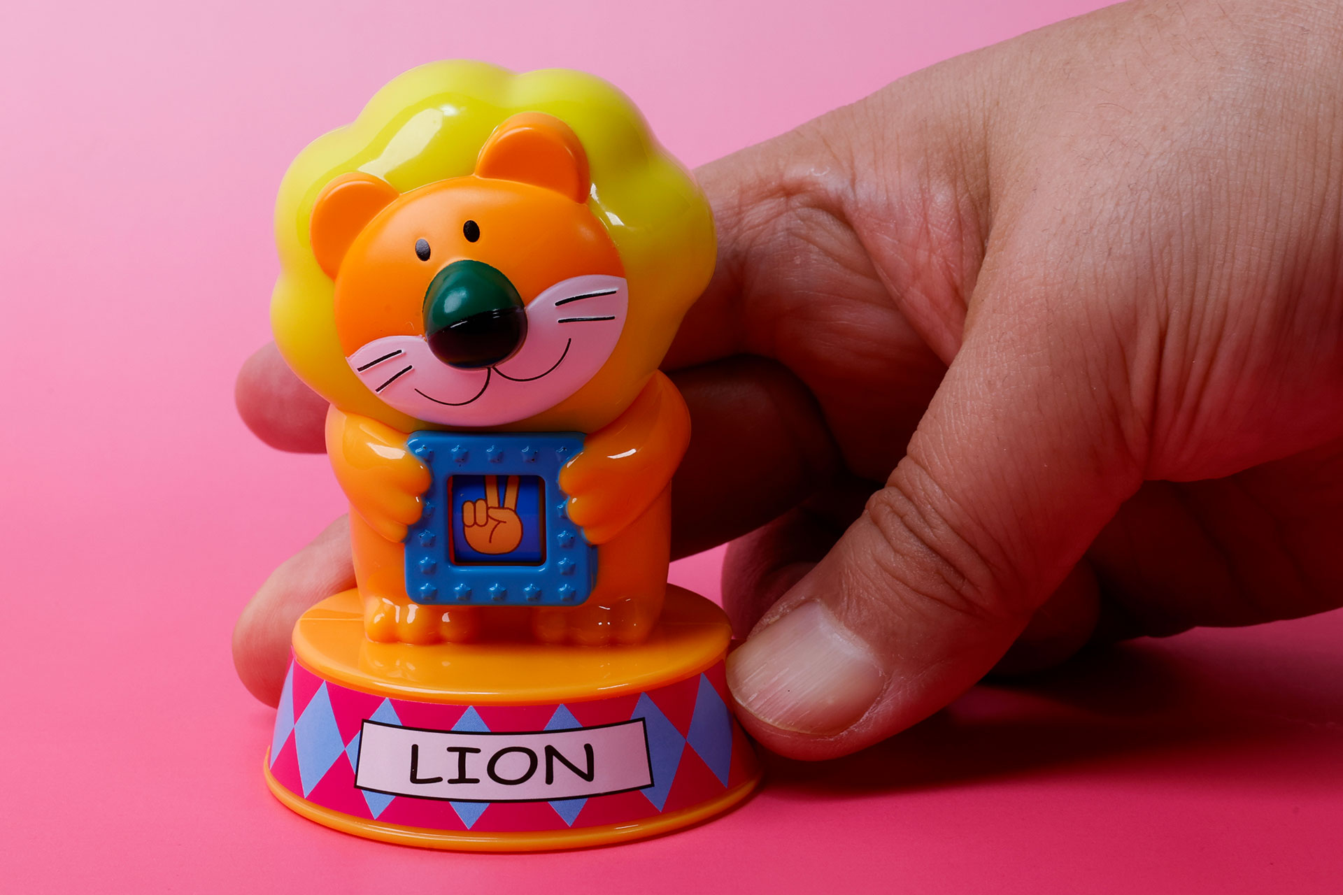 樽のレバーを押して遊ぼう