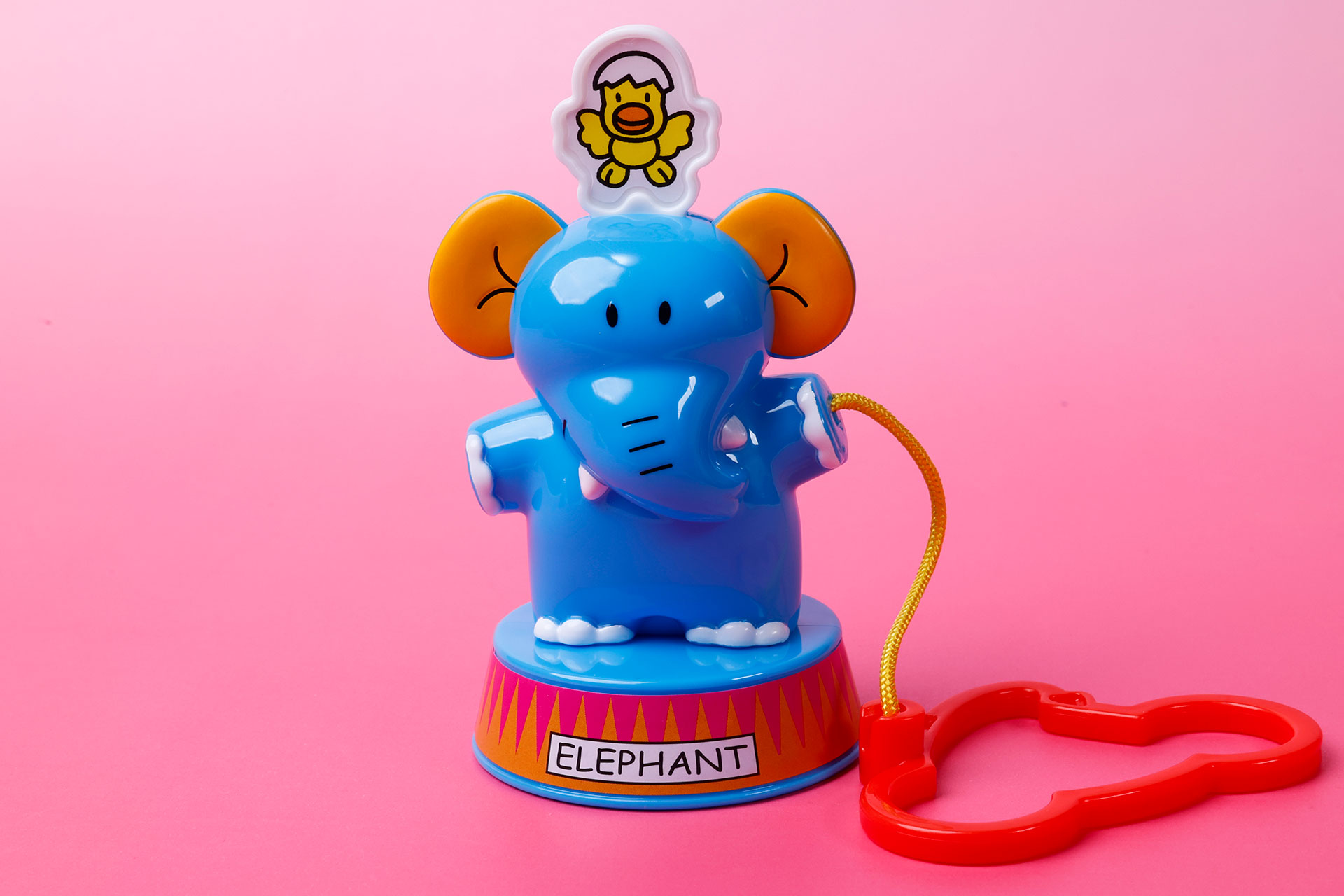 ぞうさんの頭の上にひよこさんが乗ったような姿になっている