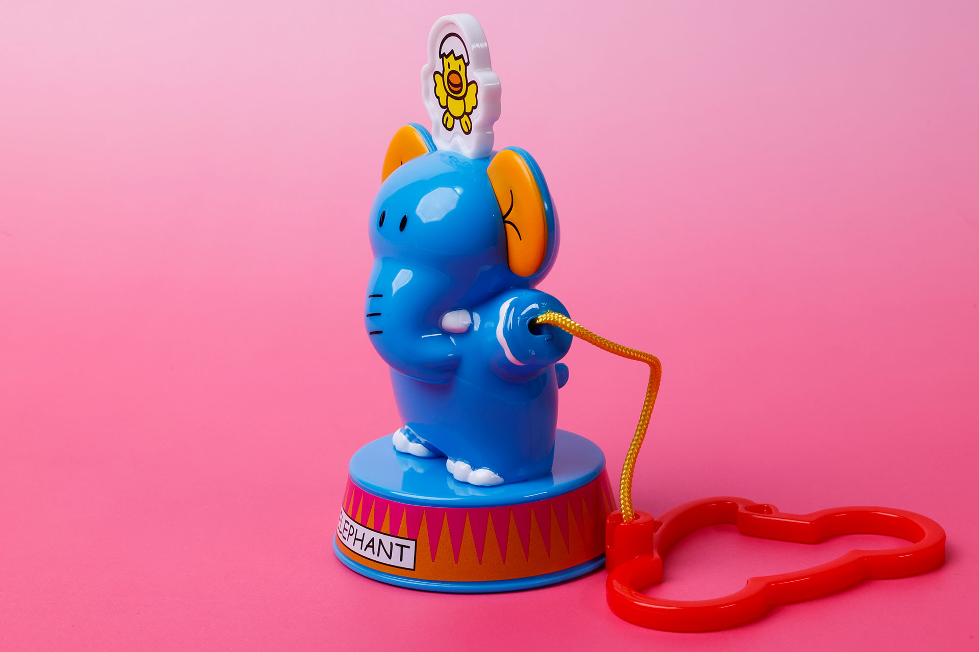 ぞうさんの手から紐が伸びている