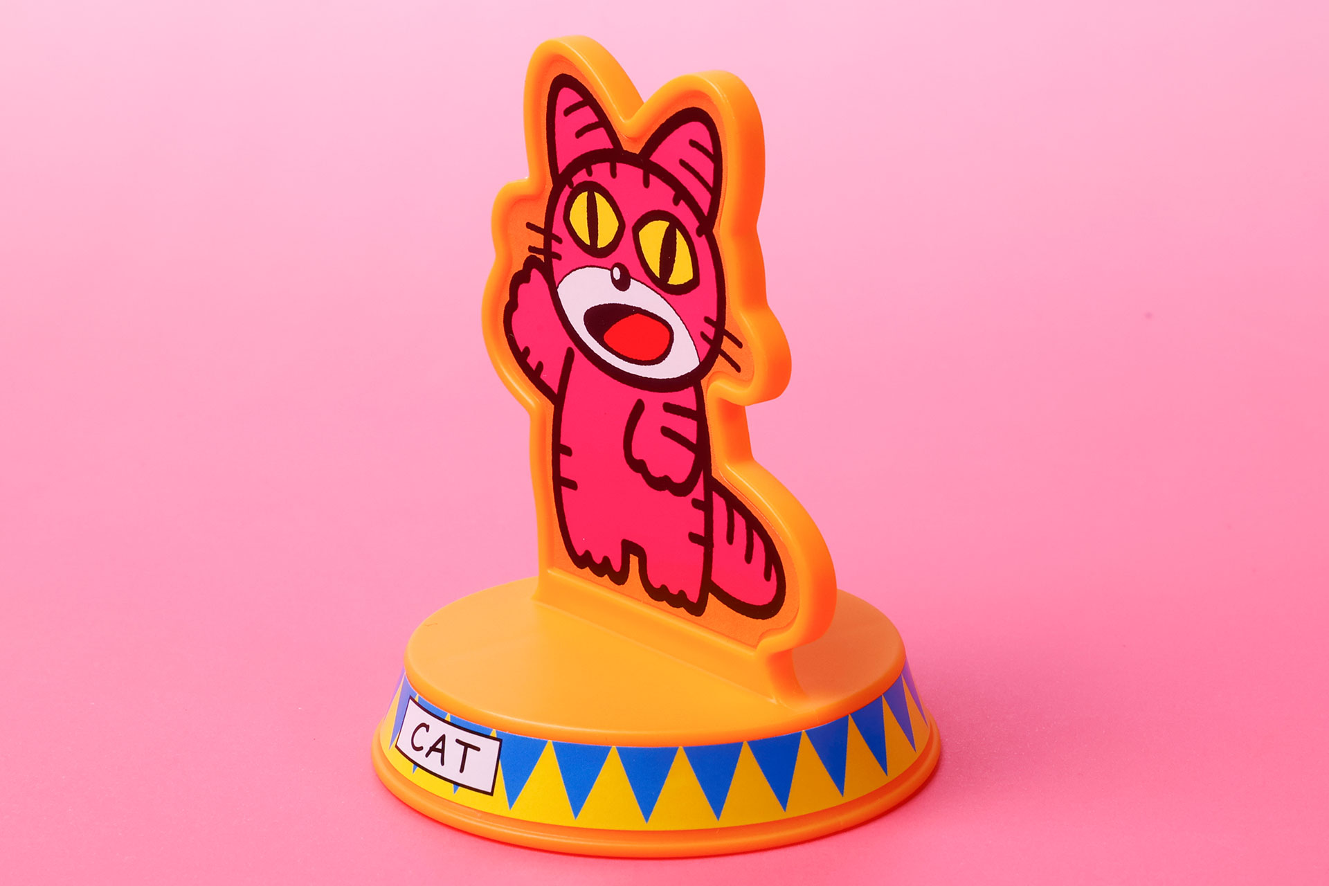 ほかのおもちゃ同様に、ねこさんも樽の上に乗っているような姿で描かれている