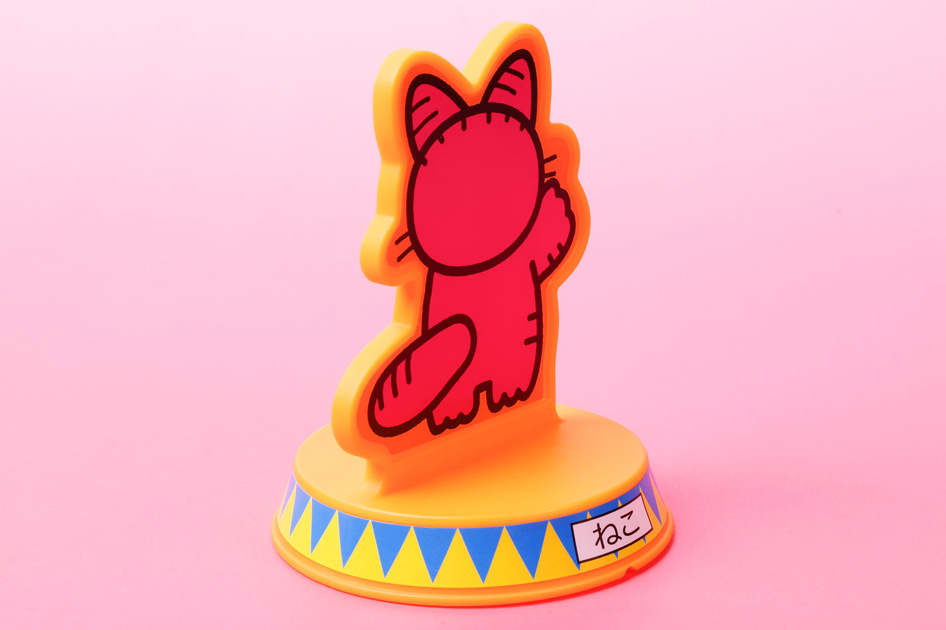 裏面にはねこさんの後ろ姿が描かれている