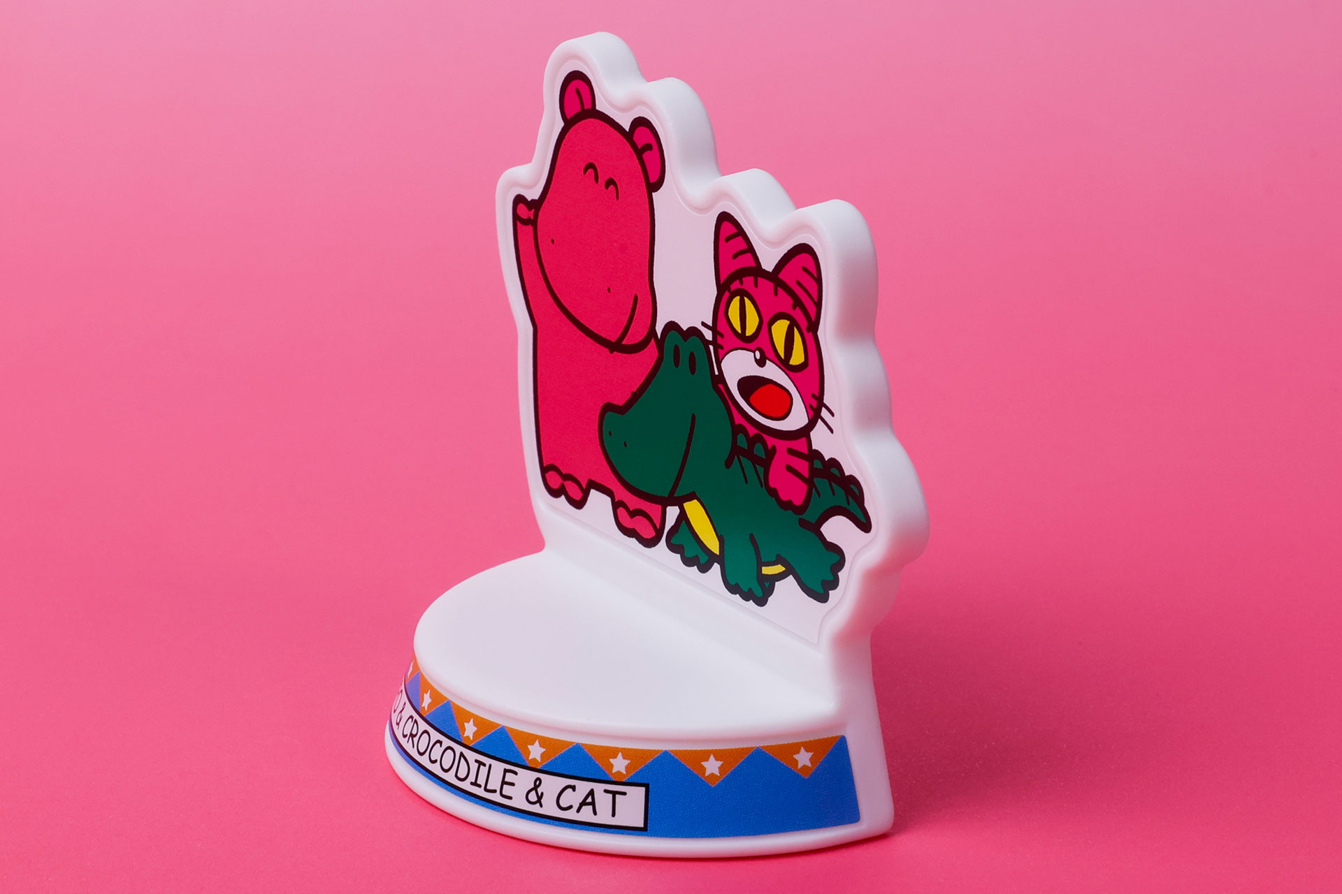 前面にはそれぞれのキャラクターが英語で表記されている