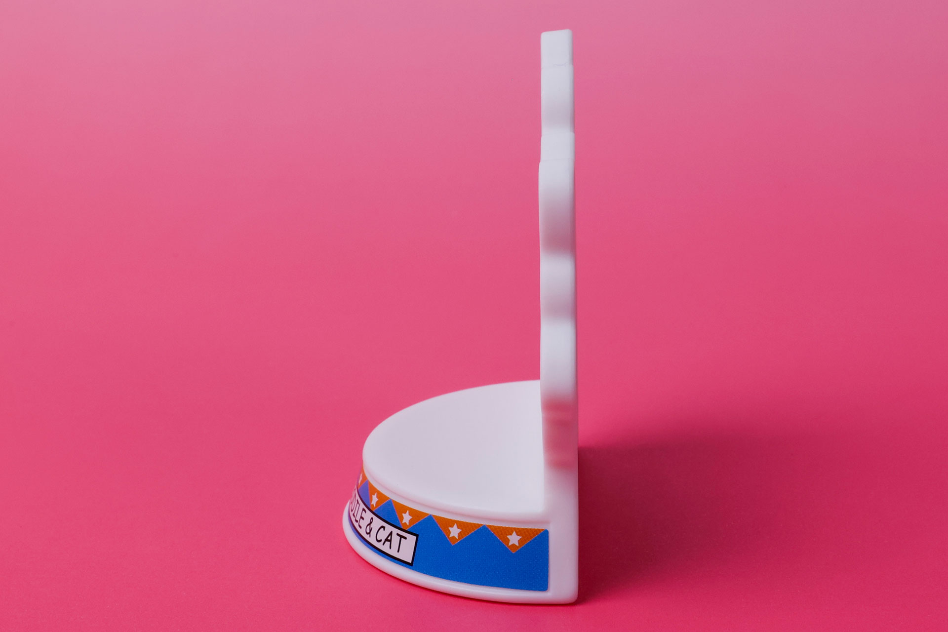 倒しやすいように、半分から後ろは平らになっている