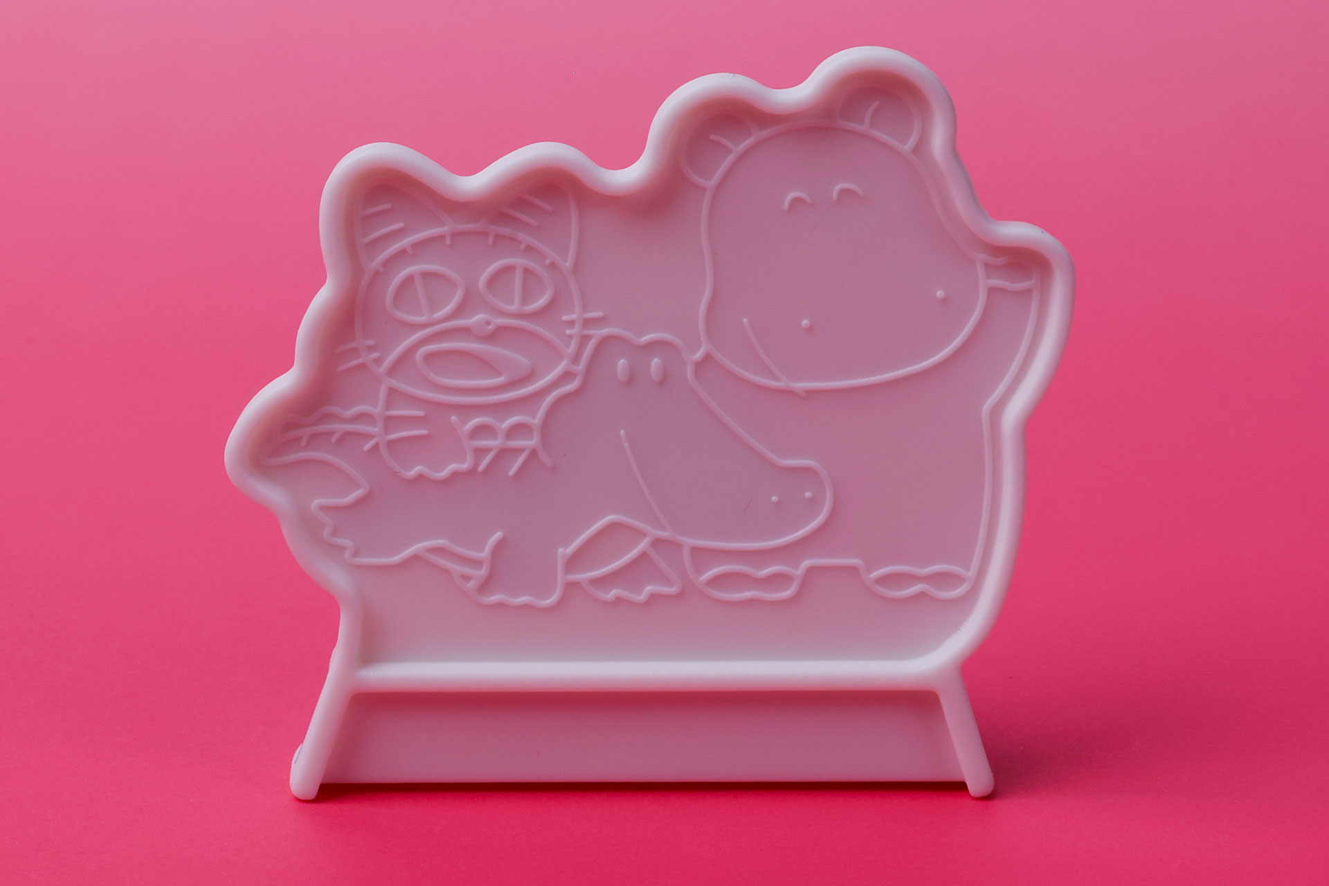 背面側も線が浮き出た形でイラストが描かれている