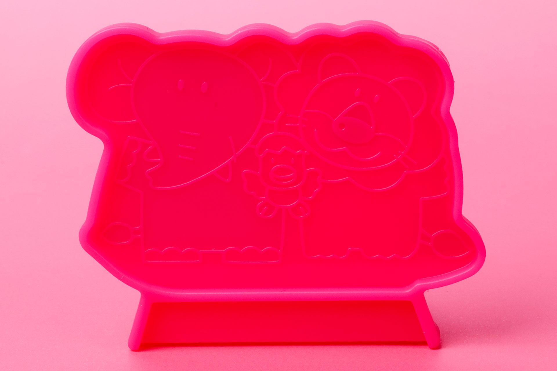 背面側にもキャラクターたちが描かれている