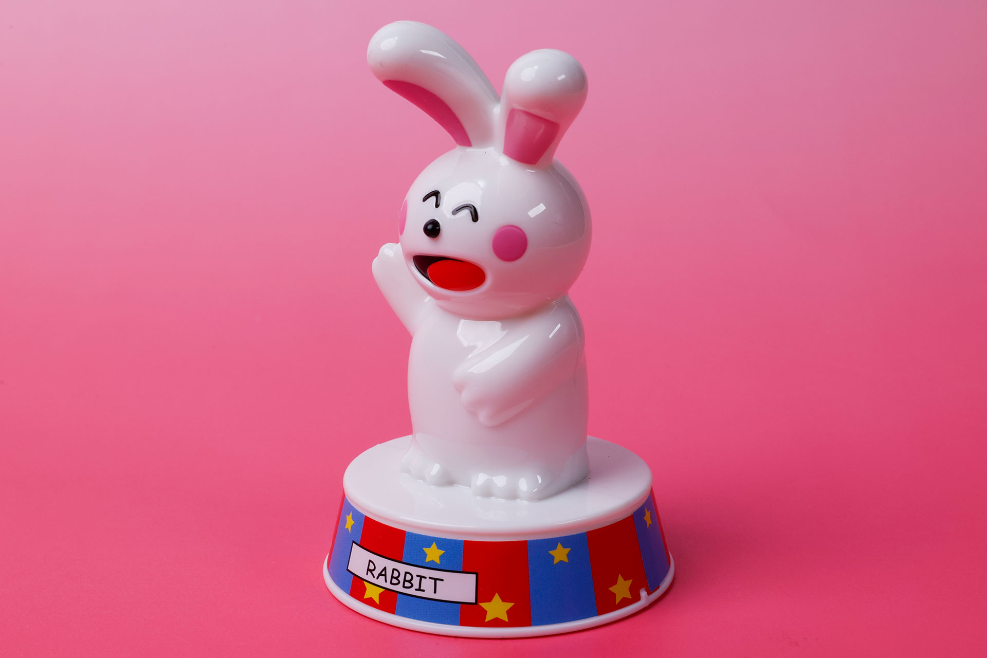 笑顔で片手を上げているポーズがかわいらしい