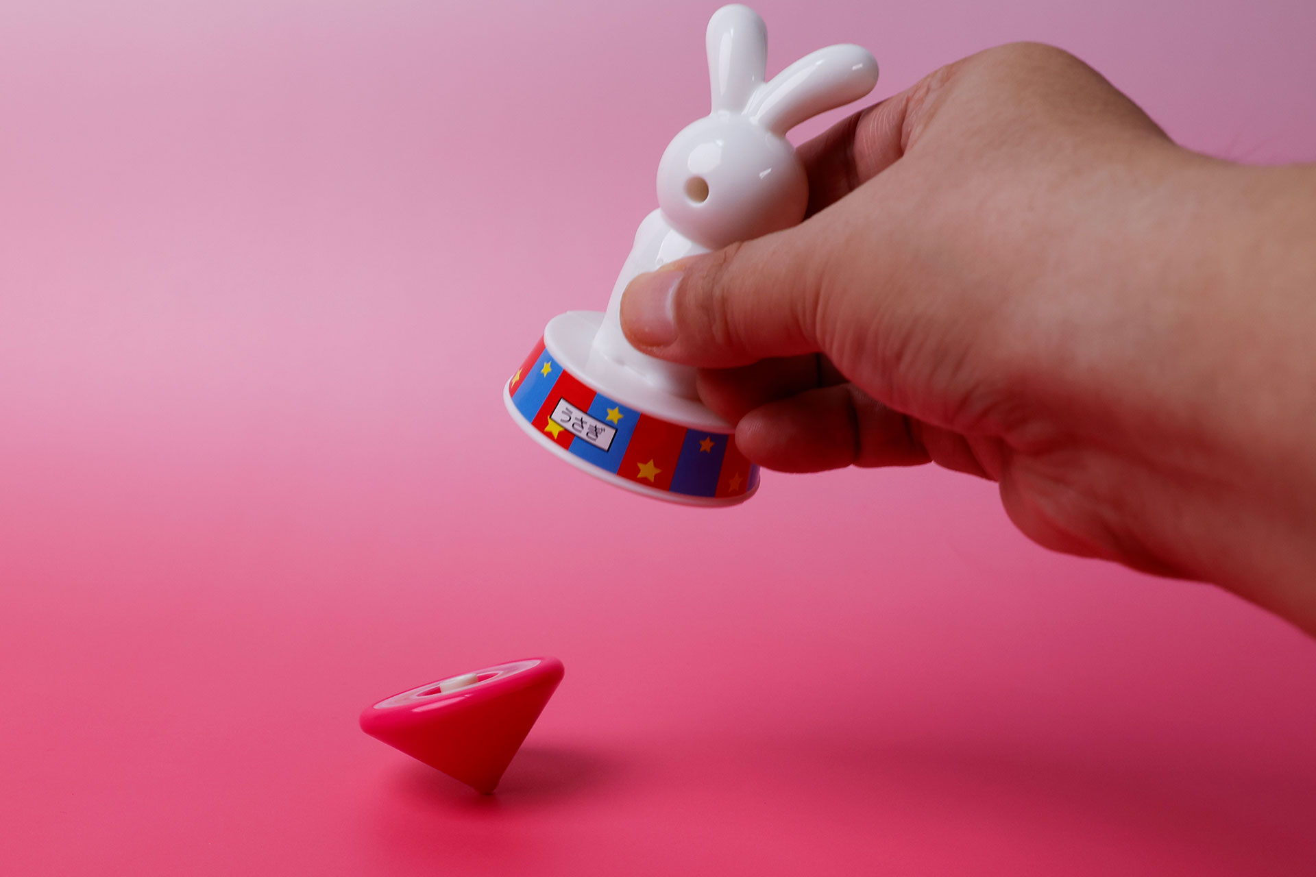 しっぽのボタンを押すとコマが飛び出して回転する