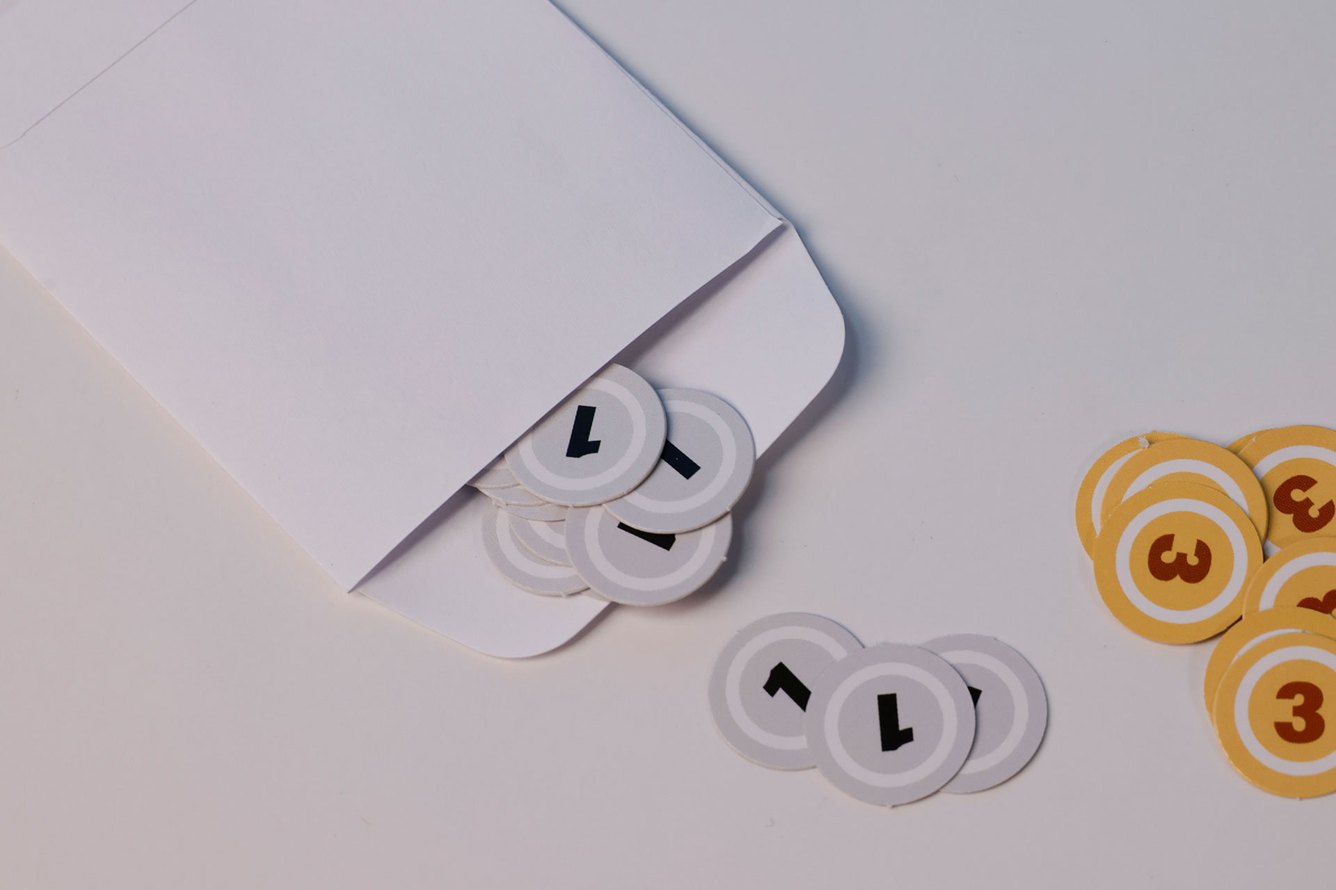 遊び終わった後は、付属の袋に得点チップをまっておこう