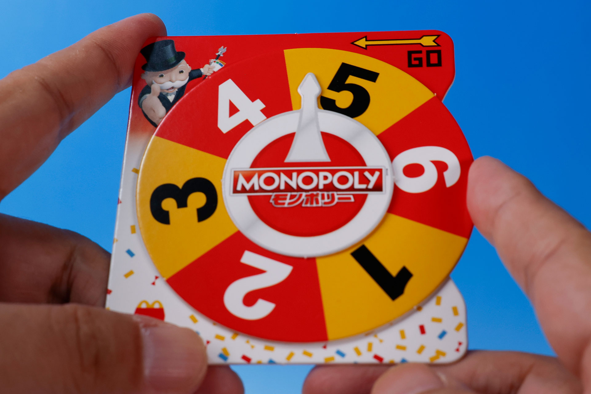 紙製のルーレットは指で回すことができる