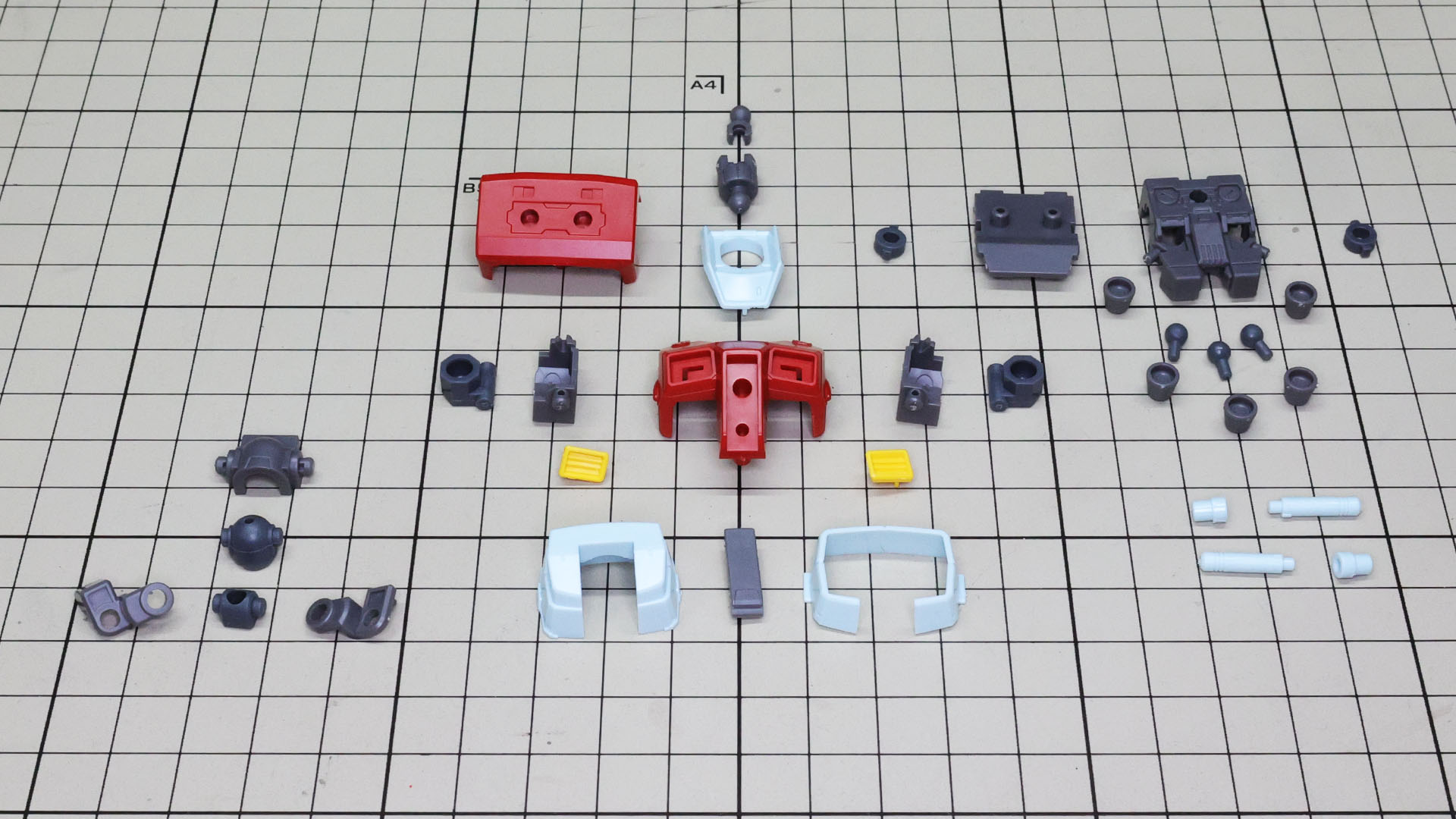 左下が腹部の複合関節、右上がバックパックです