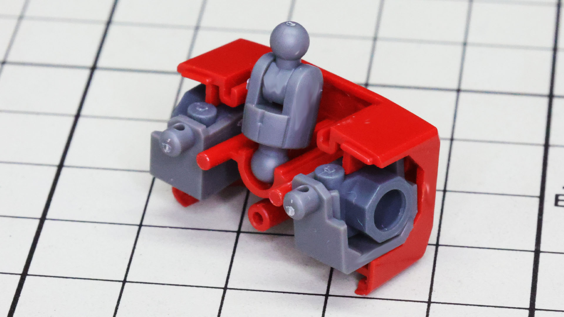 背面外装に左右肩部関節、中央に首関節を組付けます