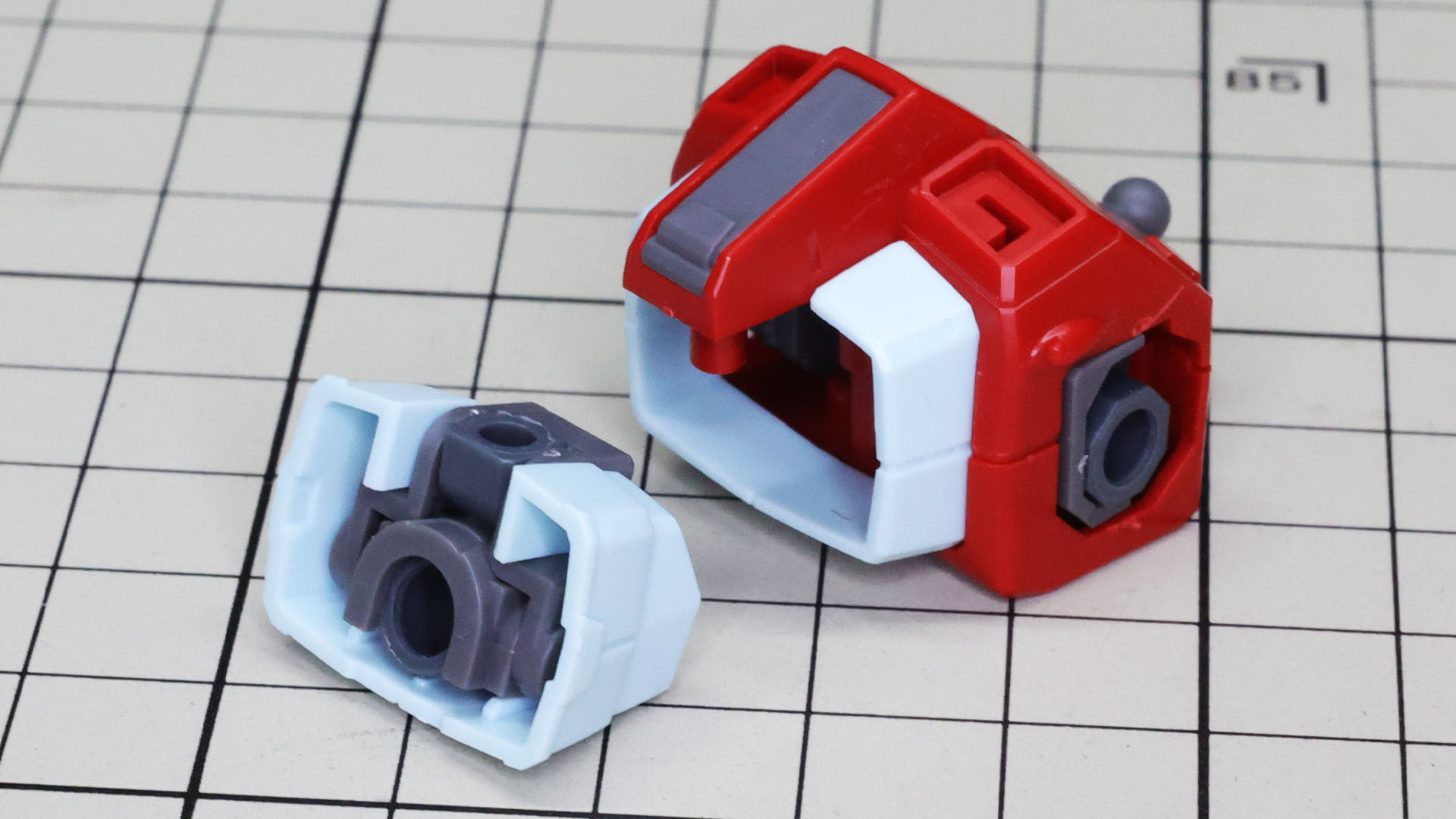 腹部に組み込んで胸部とドッキングさせます