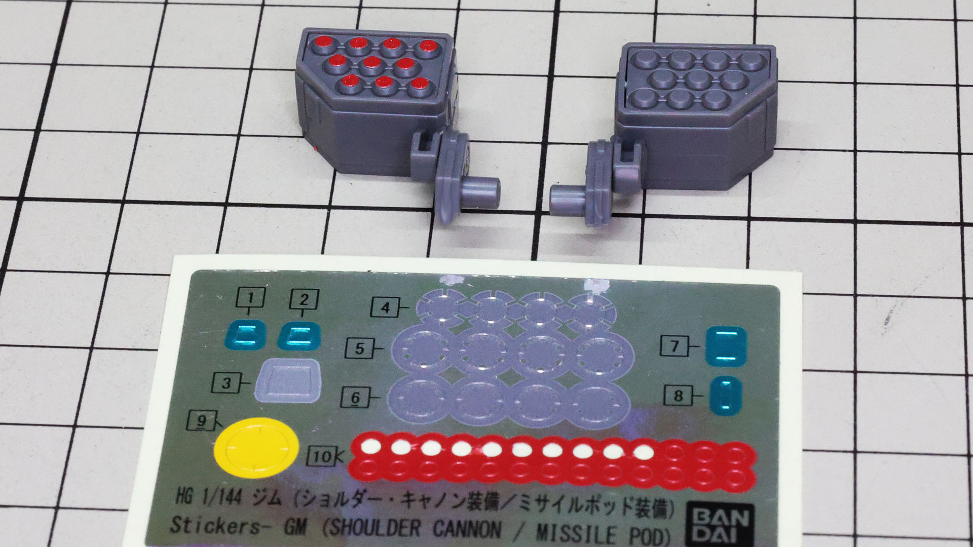 今キットの目玉、ミサイルポッドの弾頭先にシールを貼りこみます
