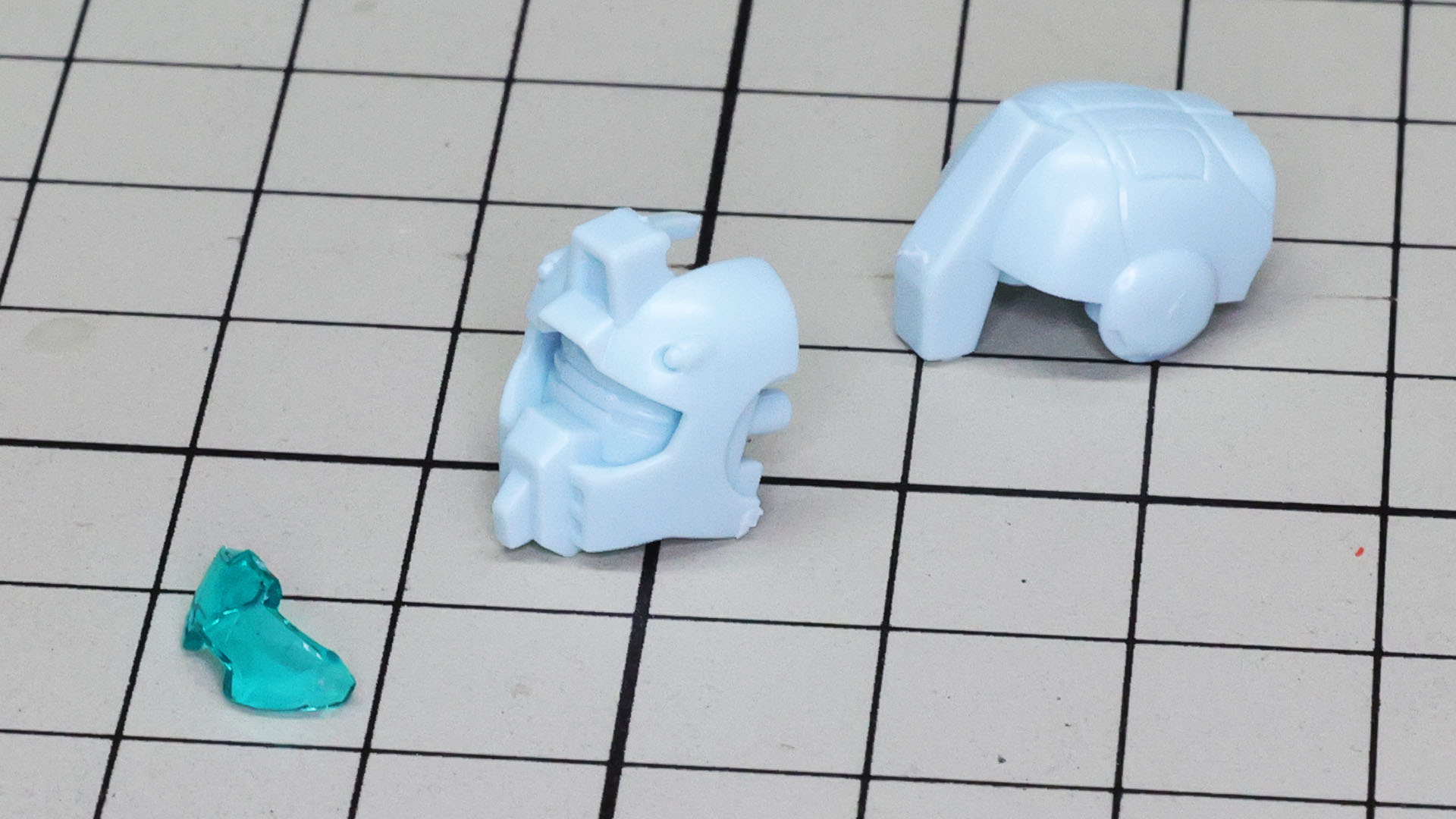 頭部は3パーツであっさり組みあがりますが、ディテールたっぷりなのでスミ入れしてあげるとよさそうです