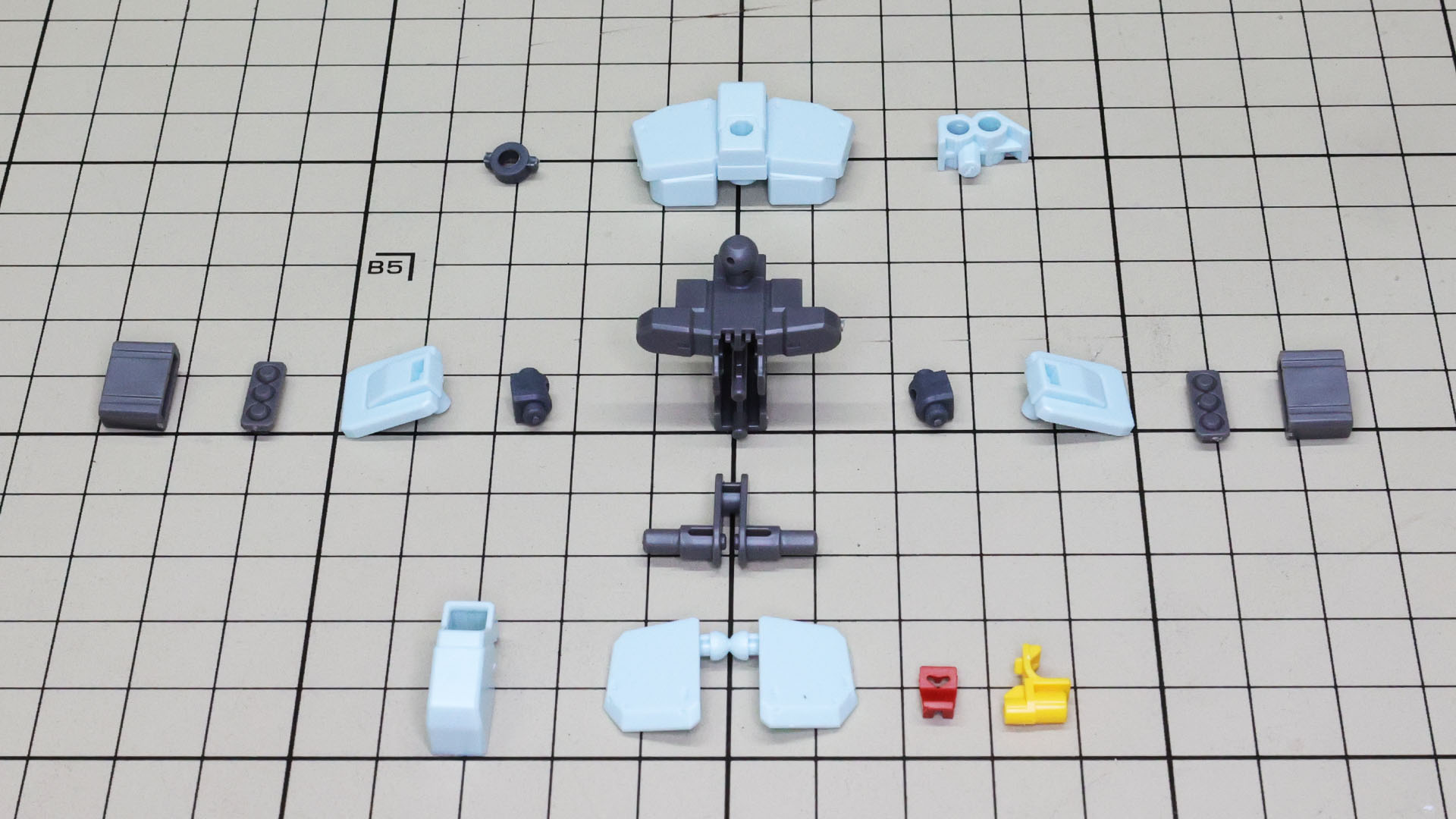 腰部はリアアーマー固定で、コアとなる股関節をベースにフロント・サイドアーマーが可動します