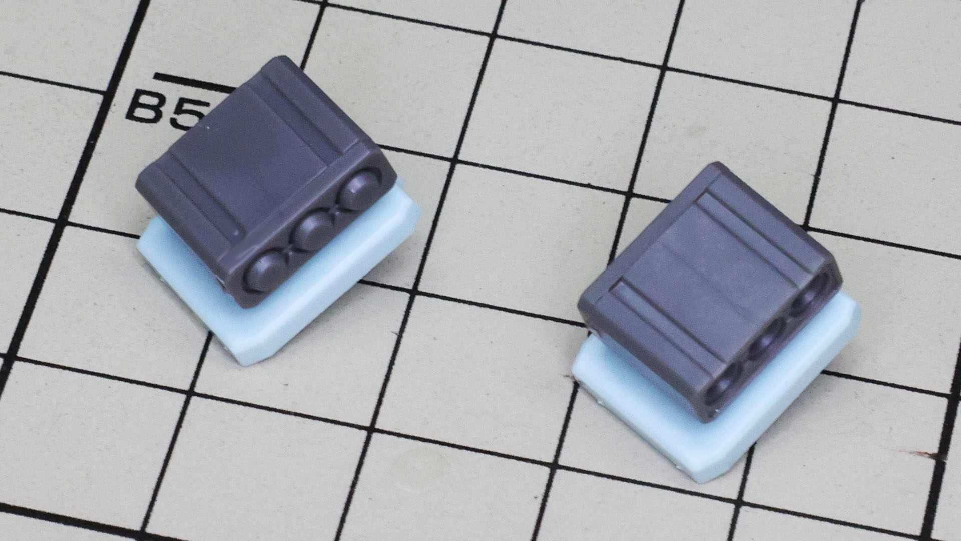 サイドアーマーにはミサイルポッドを装着できます