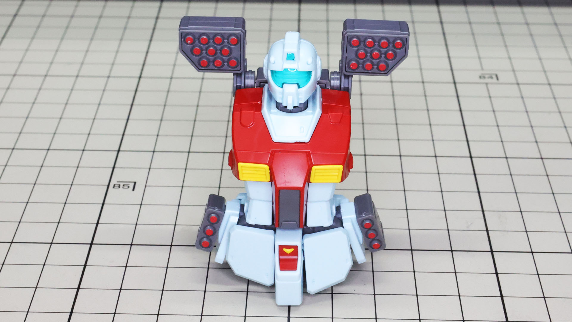 サイドアーマーのミサイルポッドにもシールを貼りこみました。気合！