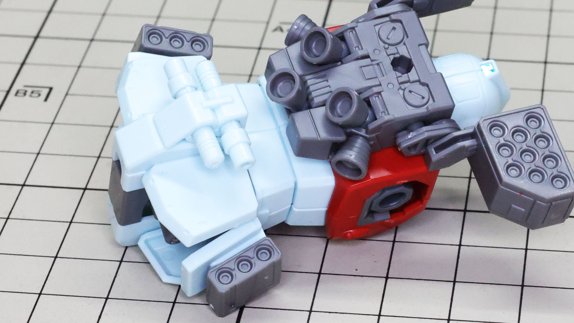 ミサイルポッド装備時のビーム・サーベルは腰にマウントします