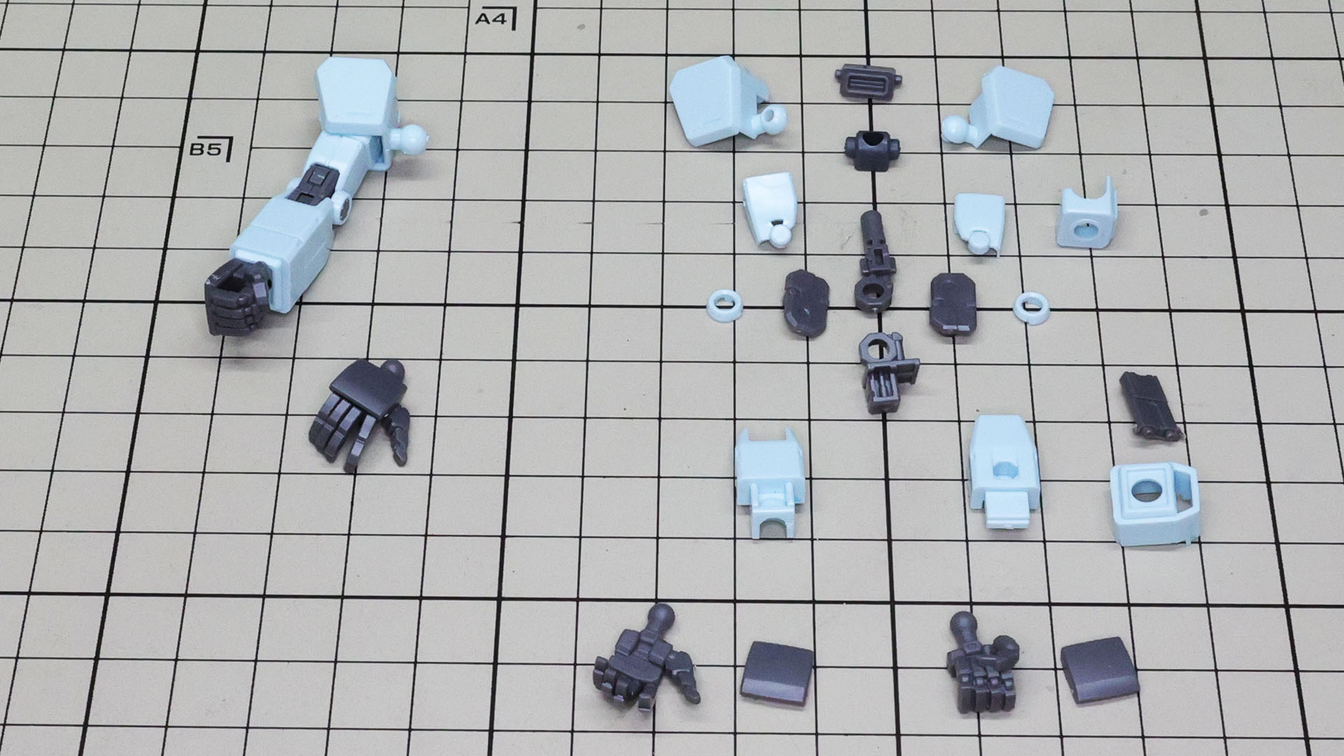 右腕は組み立て済みの状態です。腕部の肘関節がすばらしい！