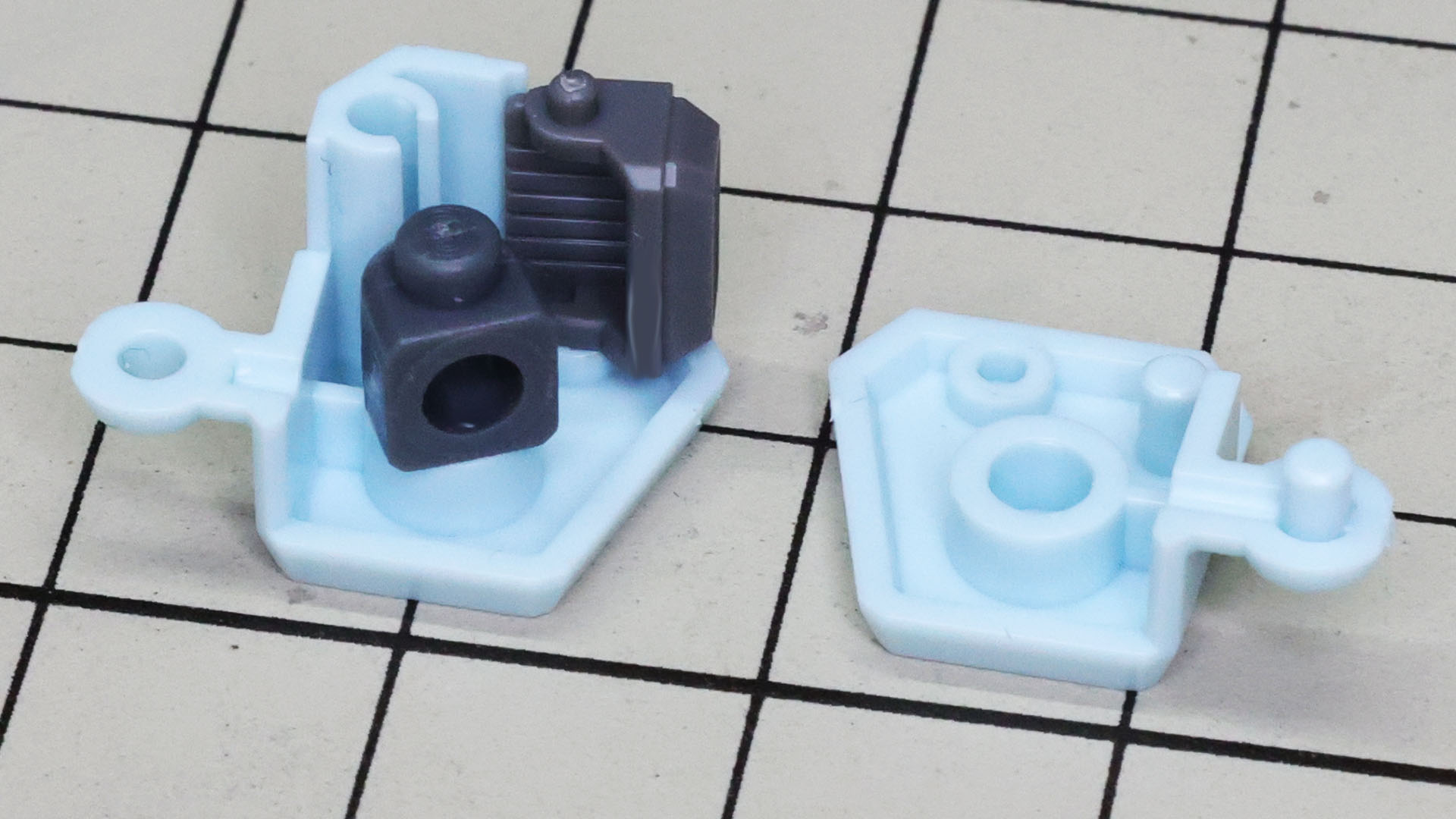 肩アーマー先端はスラスターになっています