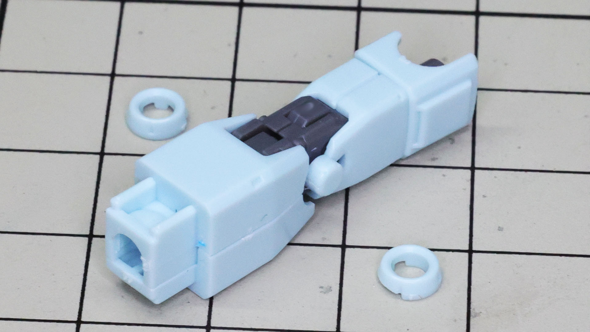 この肘関節に上腕、前腕の装甲パーツを組み付けます