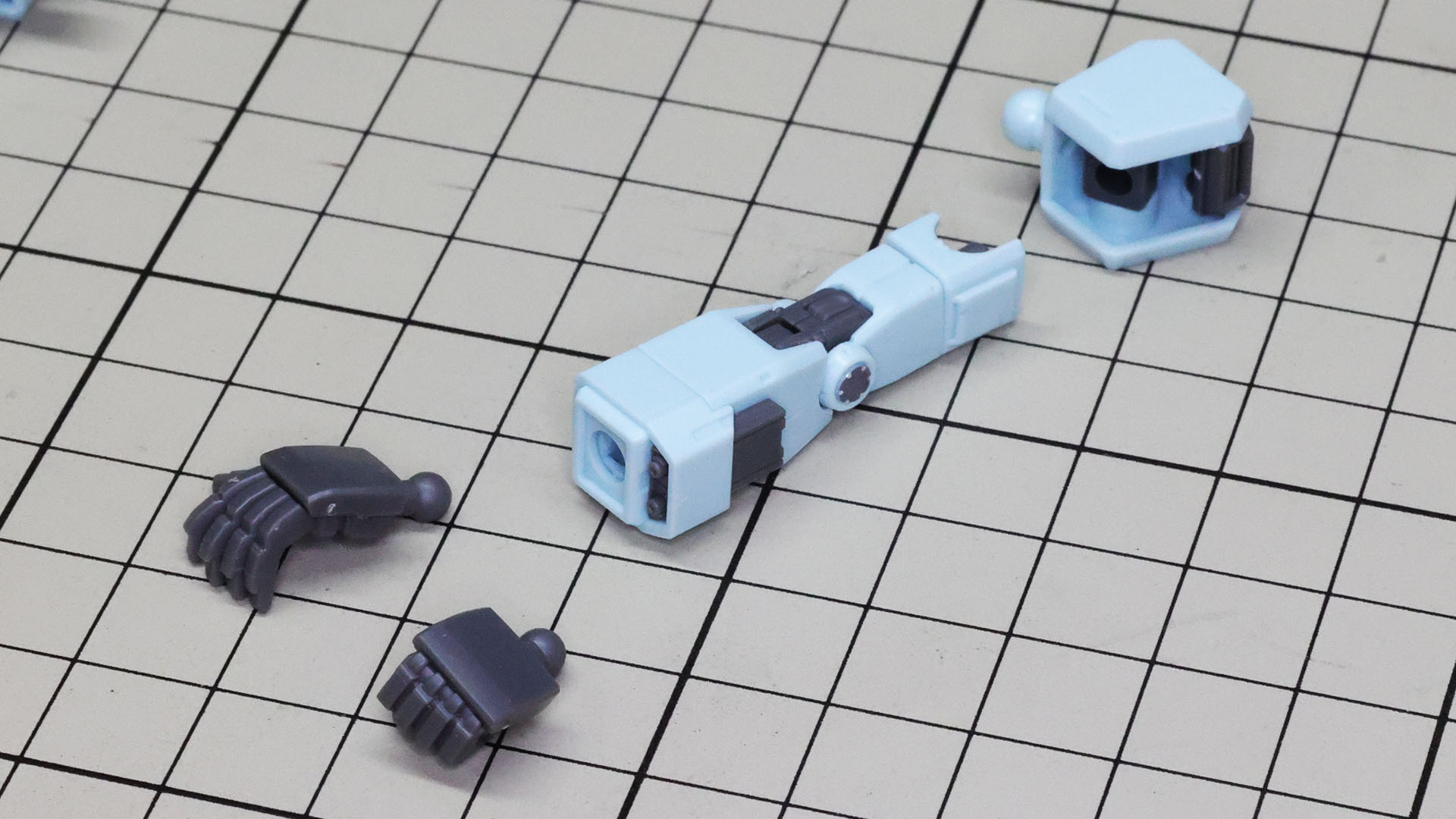 肩・腕部本体・ハンドパーツをドッキングさせて完成します