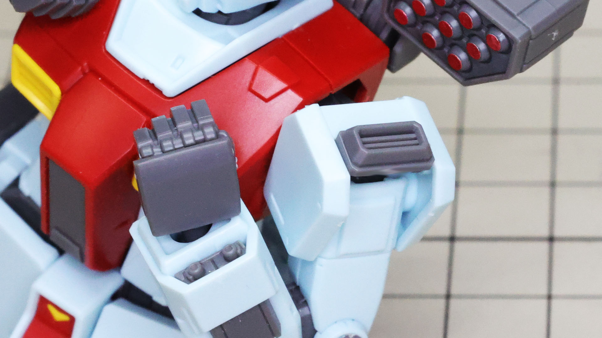 肩アーマー先端のスラスターは上下に回転可動させられて楽しい部分です