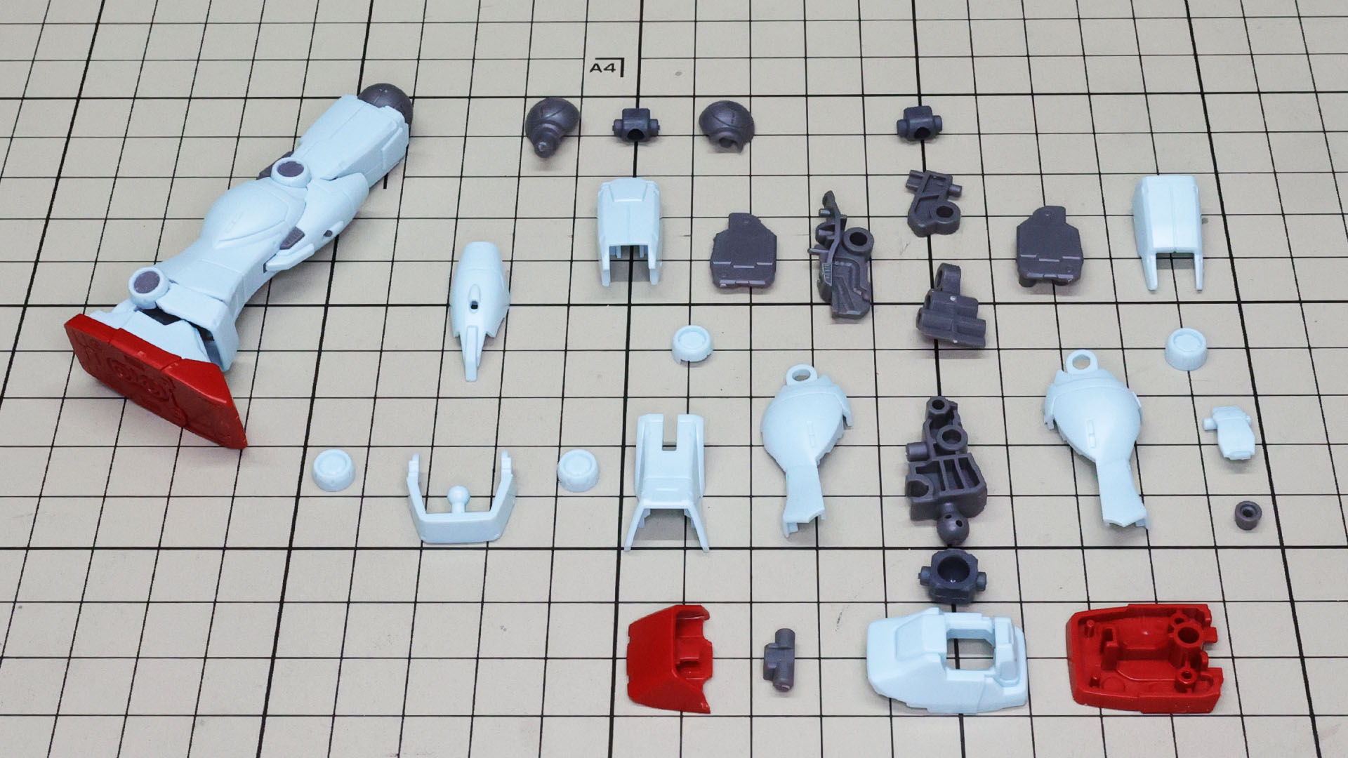 メカフレームとそれにまとわせる装甲類を1/144スケールの脚部に凝縮しています