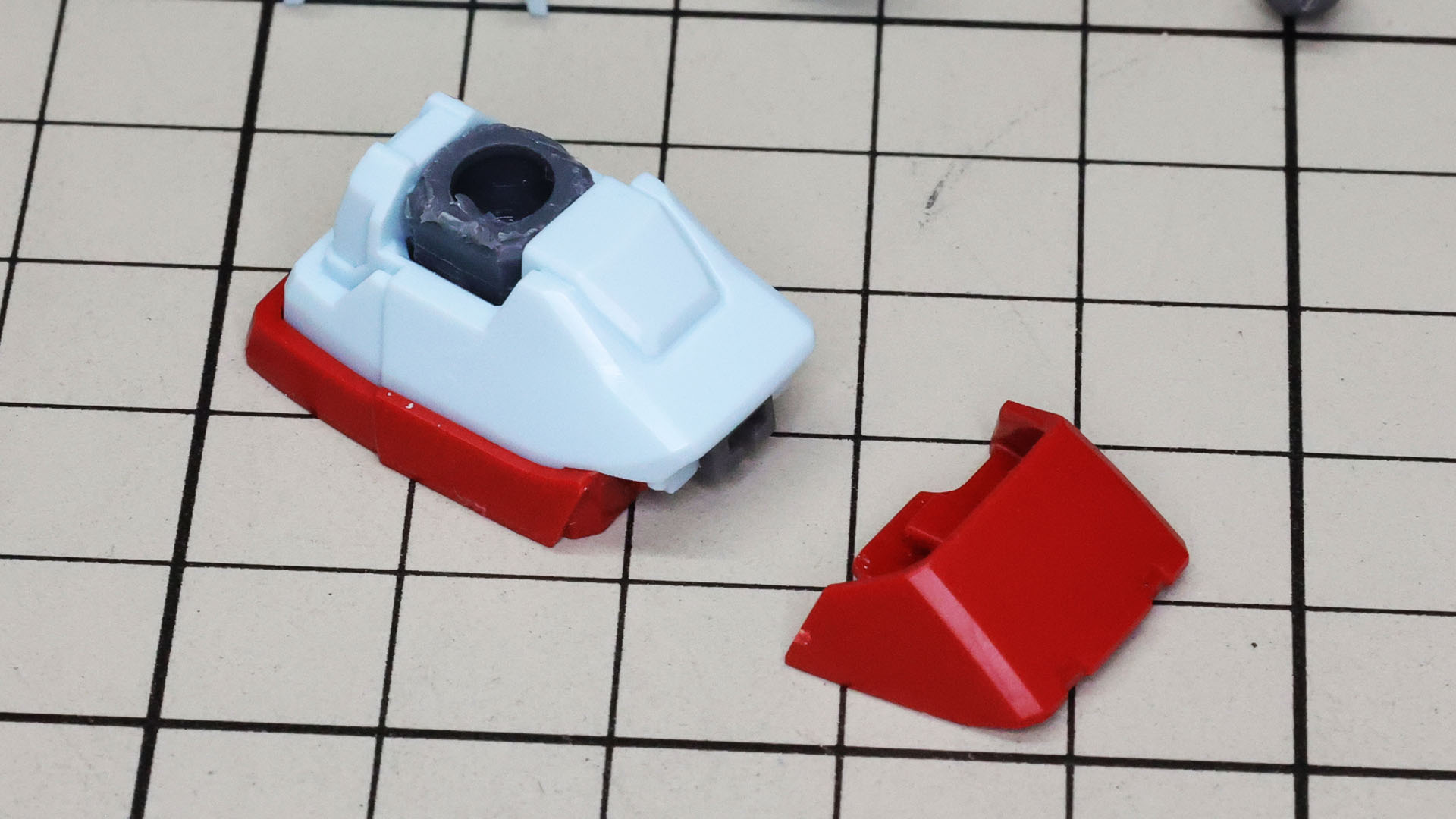 ソールは基部がボールジョイントを受け、左右にロールするポリパーツ。さらにつま先が可動します