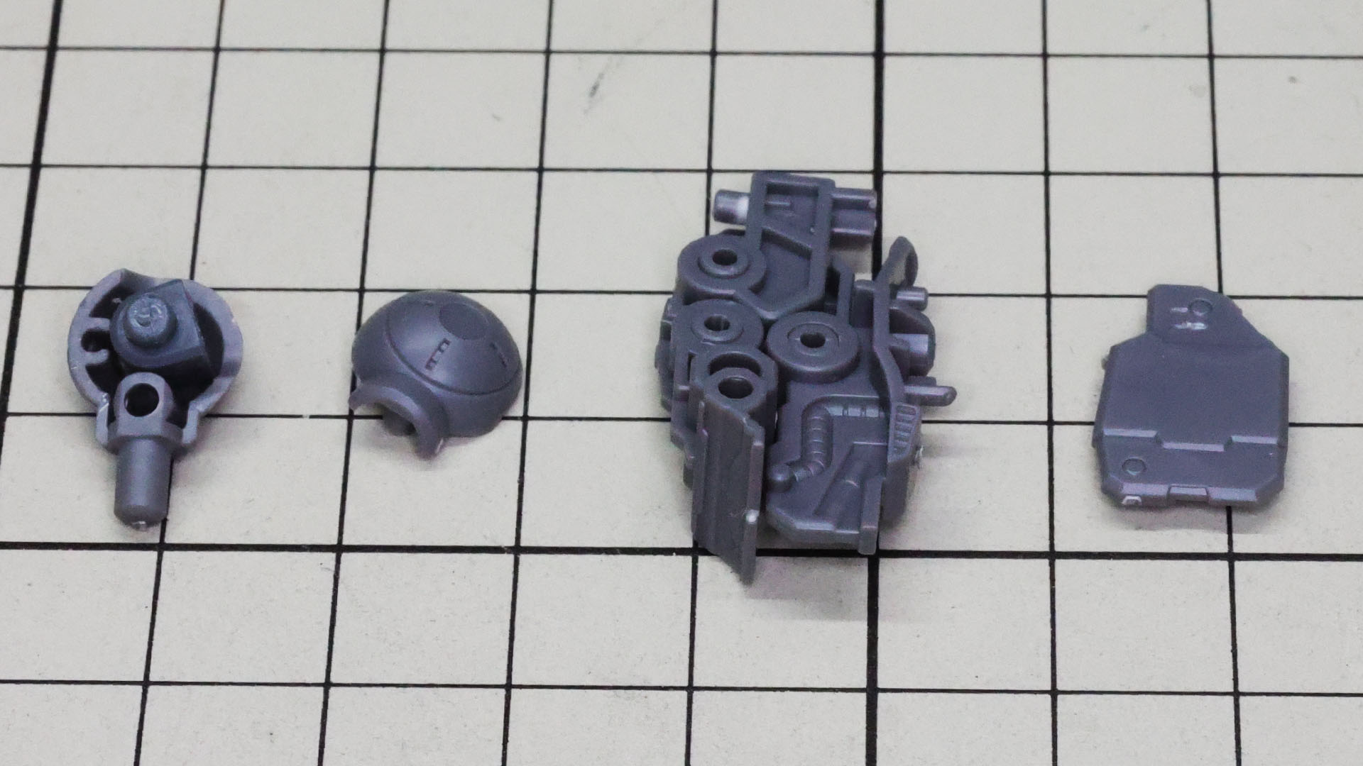 可動を実現する股関節と膝関節。膝関節の2軸＋1軸でみっちり凝縮された構造が素晴らしい！