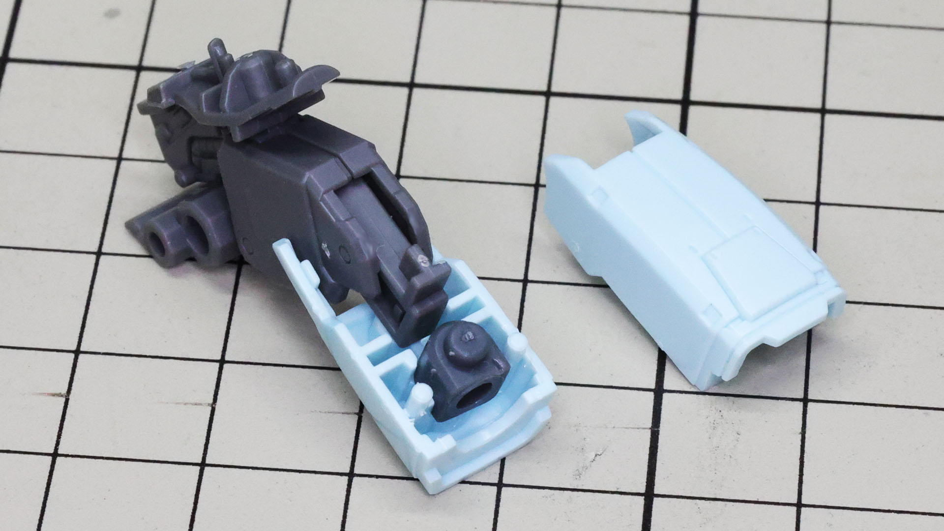 大腿部は前後から装甲パーツで挟み込みます