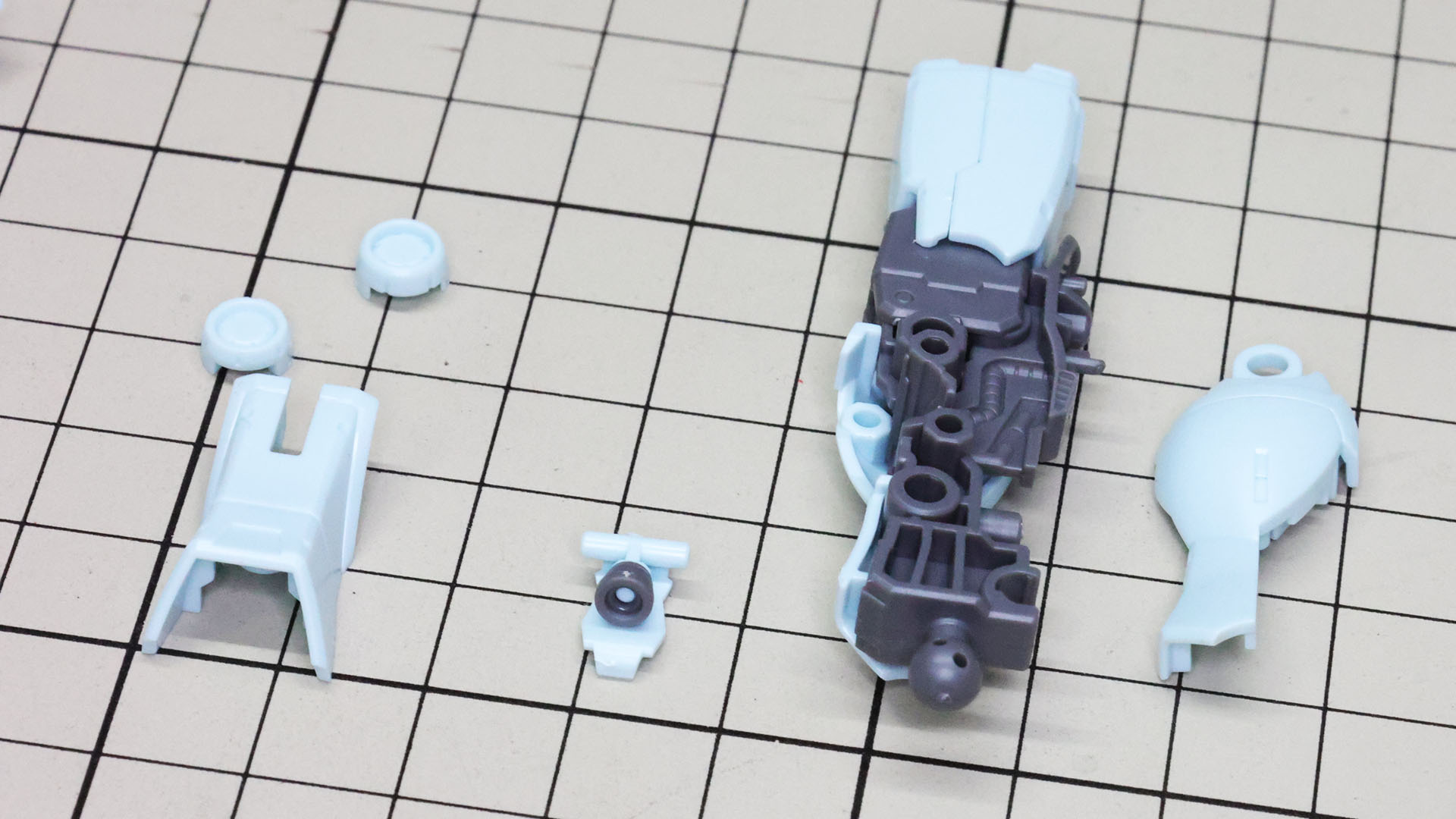 脛下は左右と前の装甲パーツを組付けます。ソール接続のメカフレームも装甲に組付けます