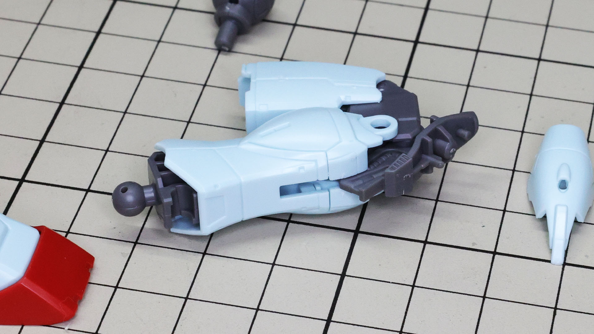 膝関節も180度曲がり、膝アーマーが追従して可動します