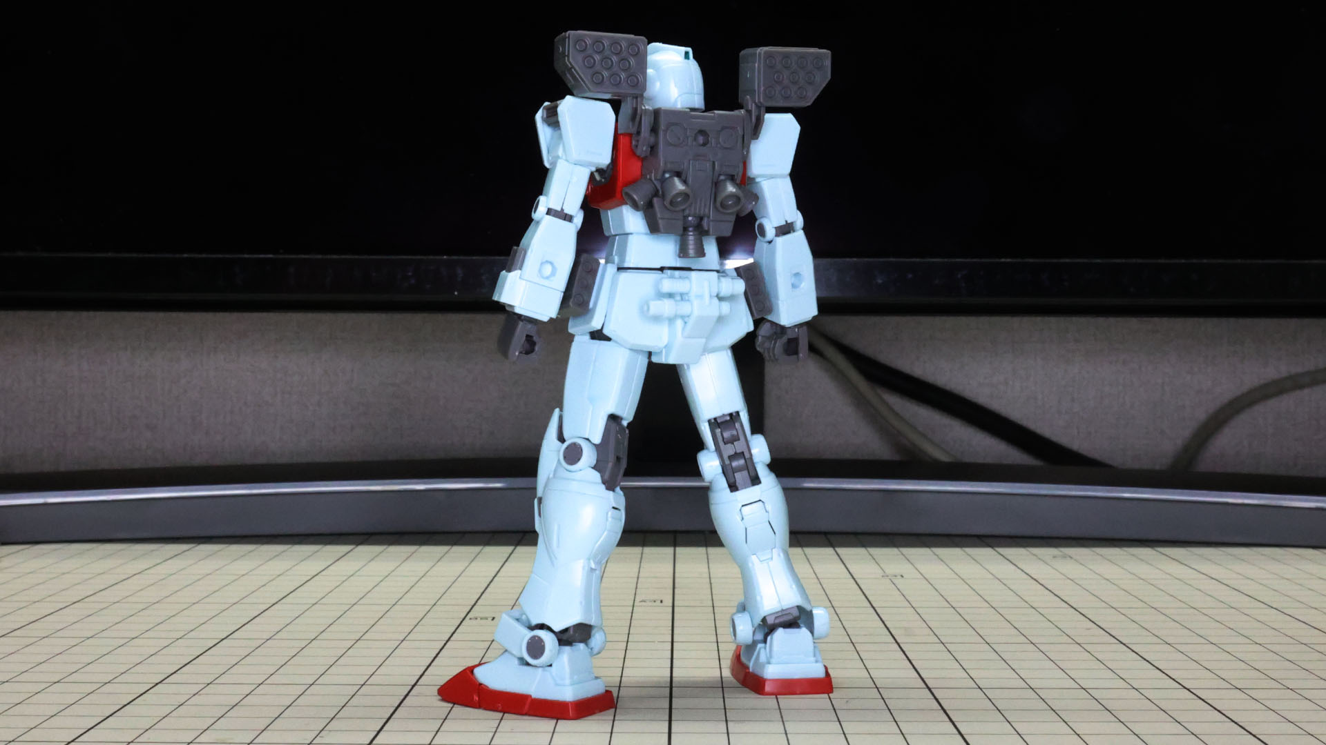 コクピットハッチ下のヒンジのメカ部にシールを貼りこみました