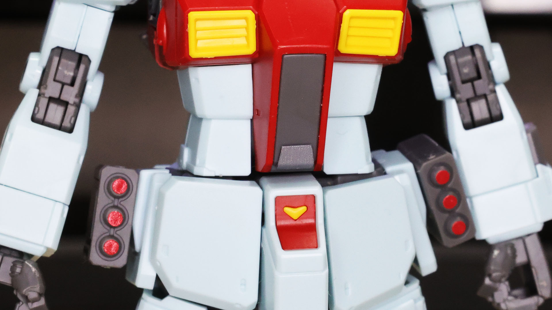 コクピットハッチ下のヒンジのメカ部にシールを貼りこみました