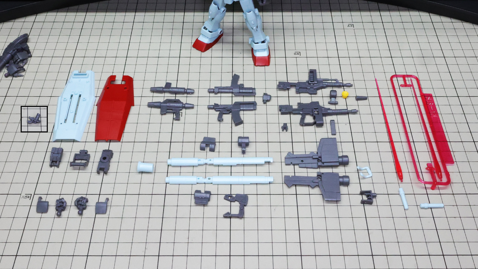 豊富な装備だけにパーツ数も多めに見えますが、ほぼ張り合わせのみなので組み立てに迷うこともありません
