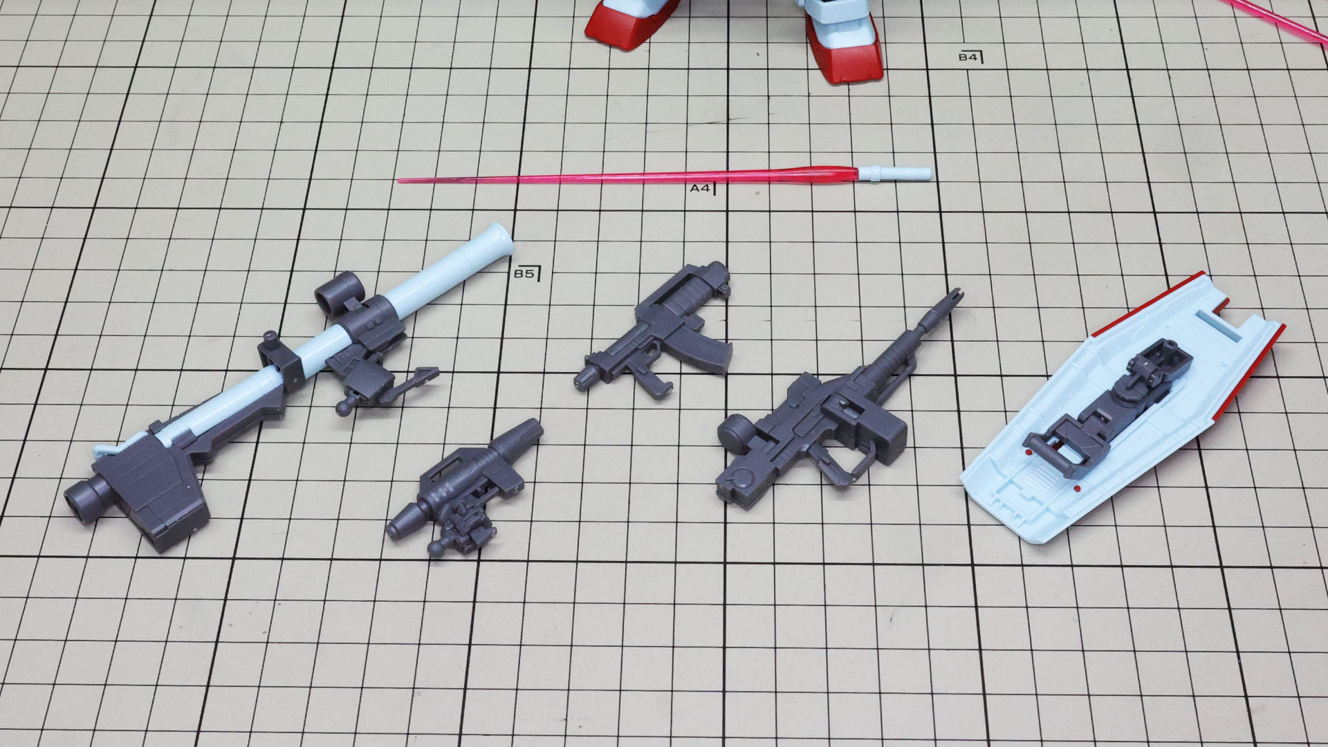 ハイパー・バズーカとビーム・スプレーガンに銃器用ハンドパーツを組付けてあります