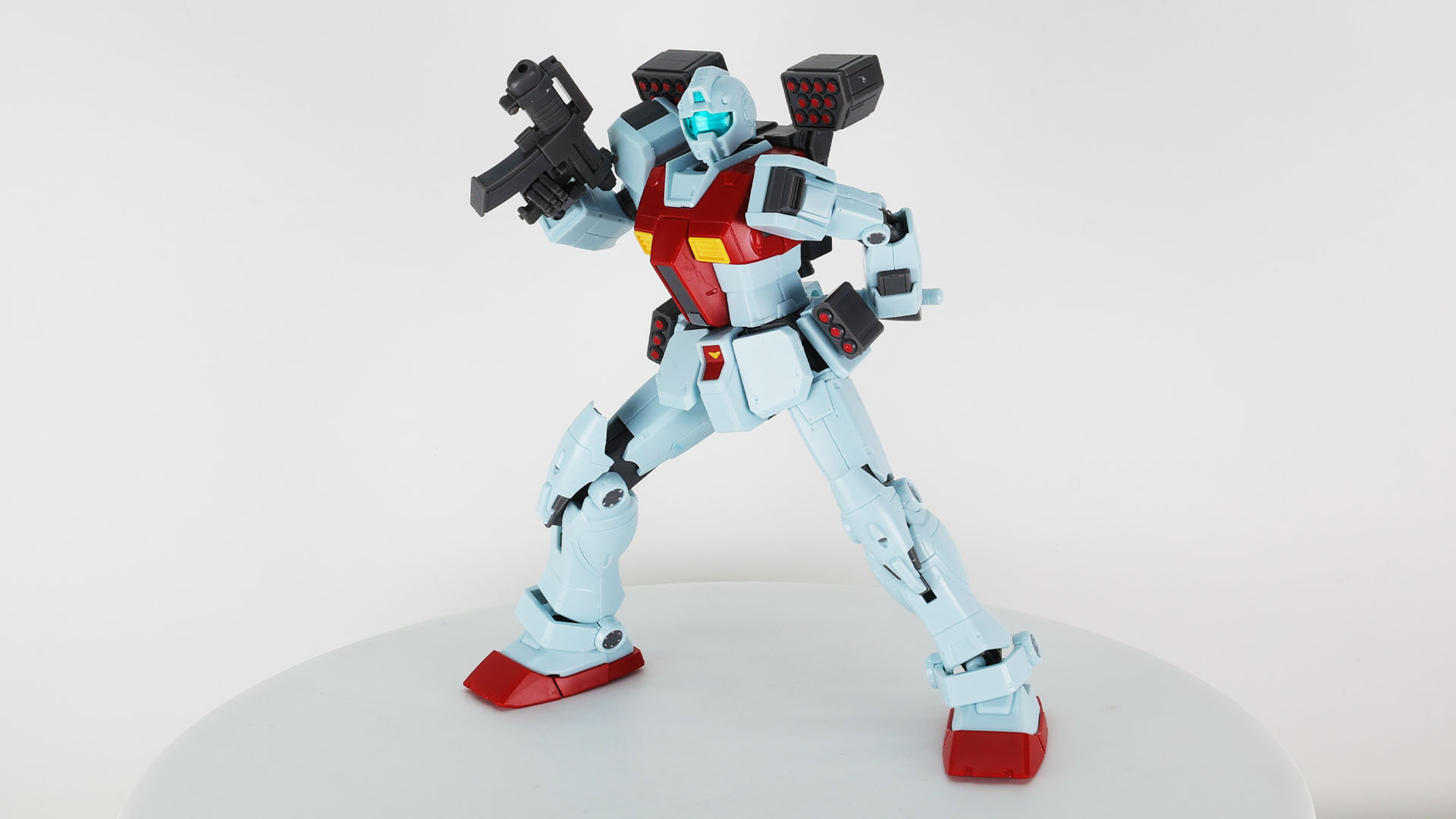 ミサイルポッドを装備したらビーム・サーベルは腰にマウントされている