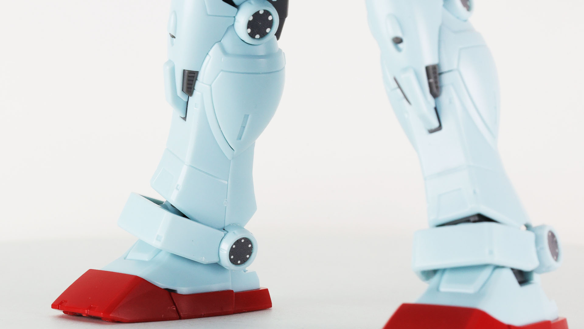 RX-78ガンダムとほぼ同じラインの脚部