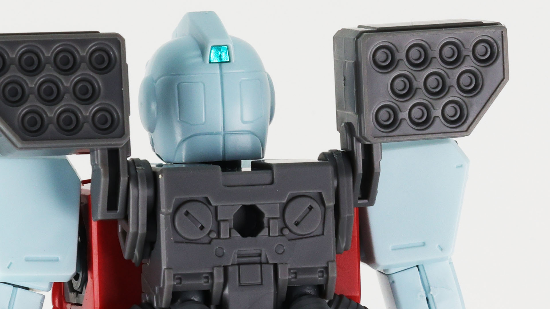肩部のスラスター内にもルーバー状のモールドがある