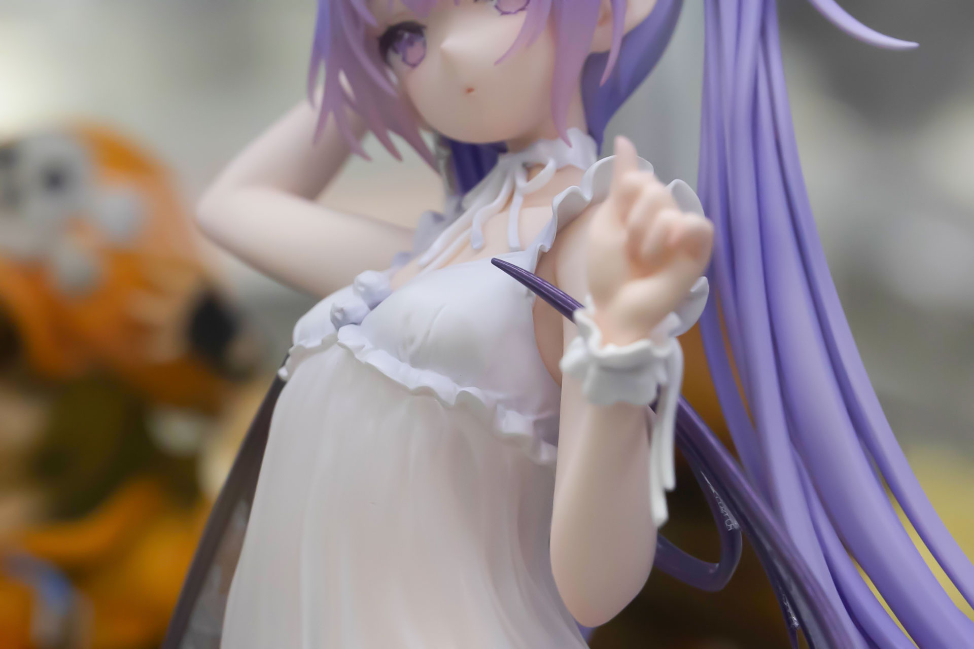 少し横から見ると、スレンダーなボディがよくわかる