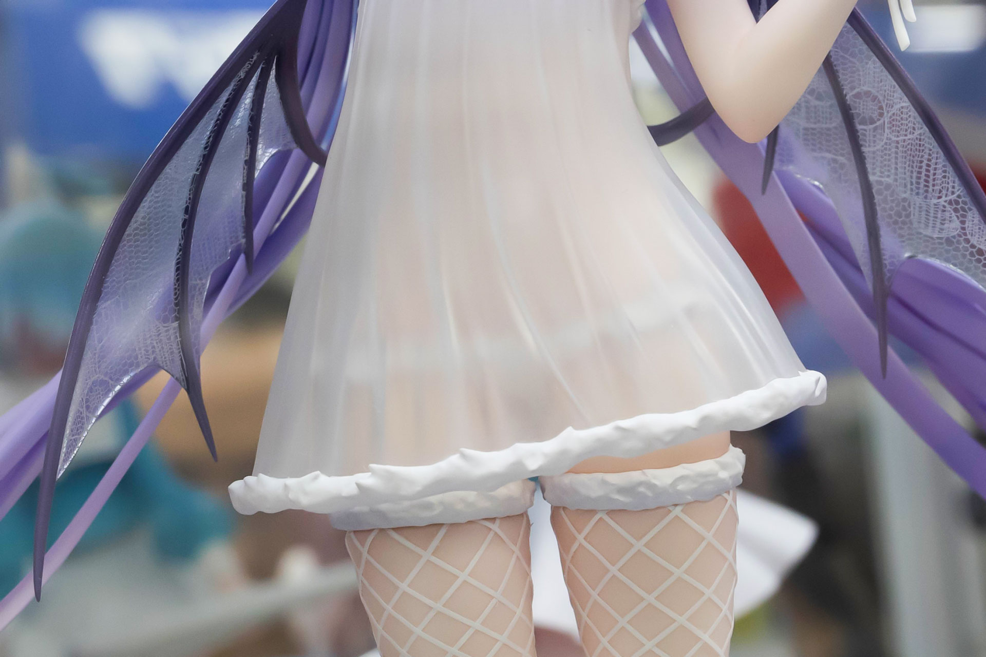 若干下着が透けて見えるような作りになっている