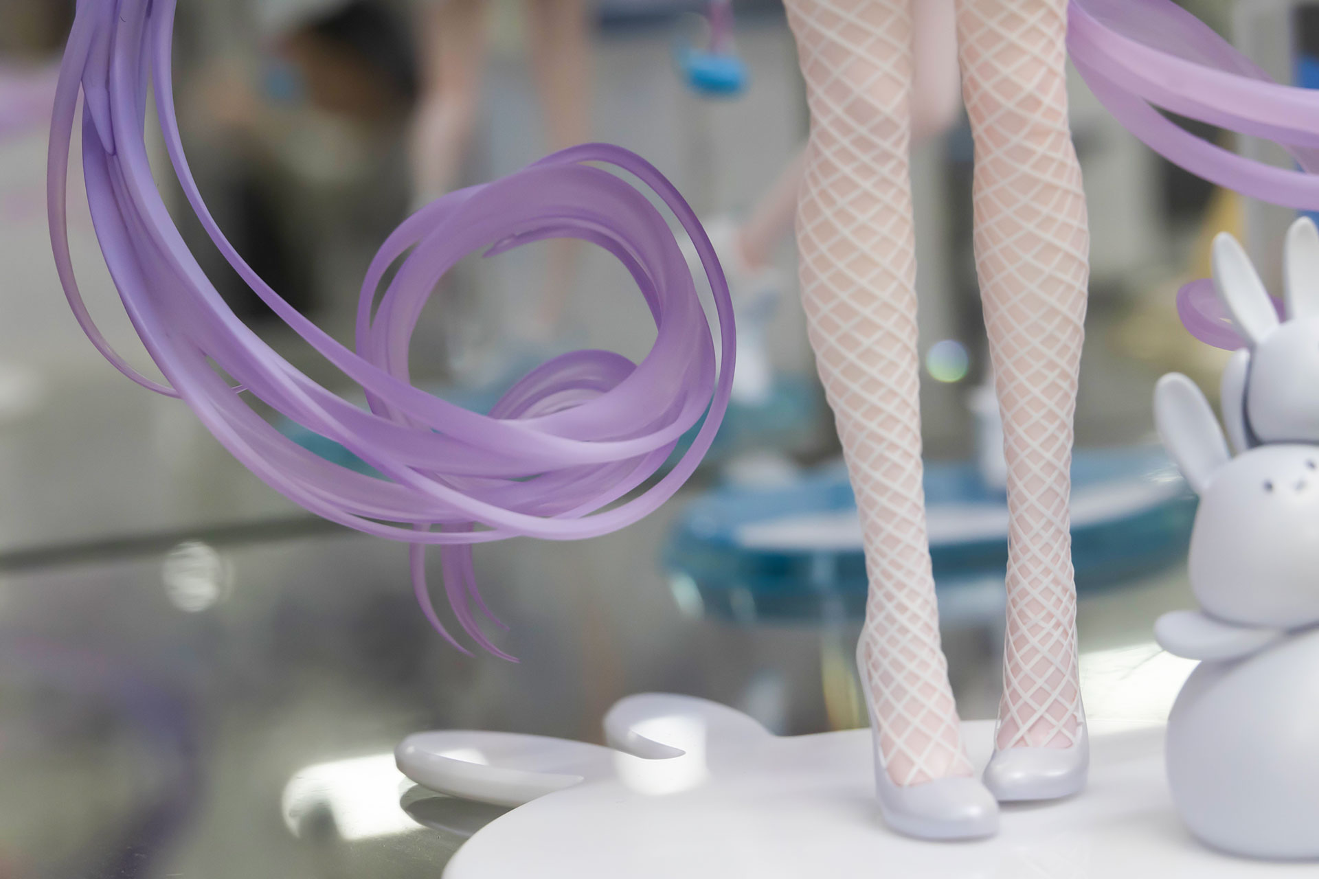 ツインテールは足元で渦を巻いている