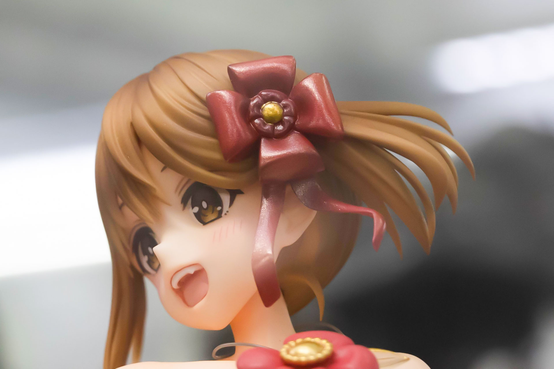 頭に付けた大きなリボンもかなり目立つ